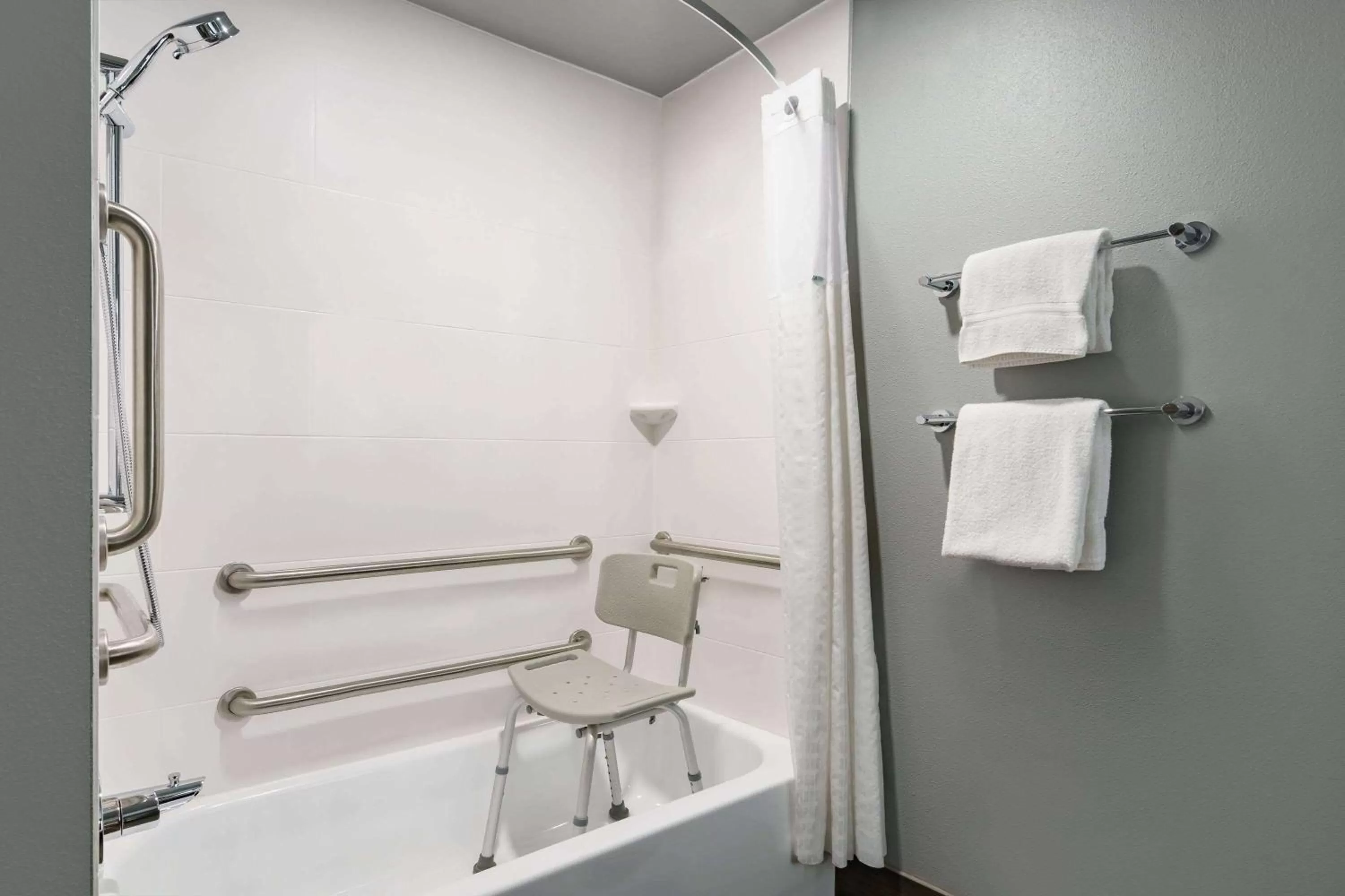 Shower in La Quinta Inn & Suites by Wyndham Springfield