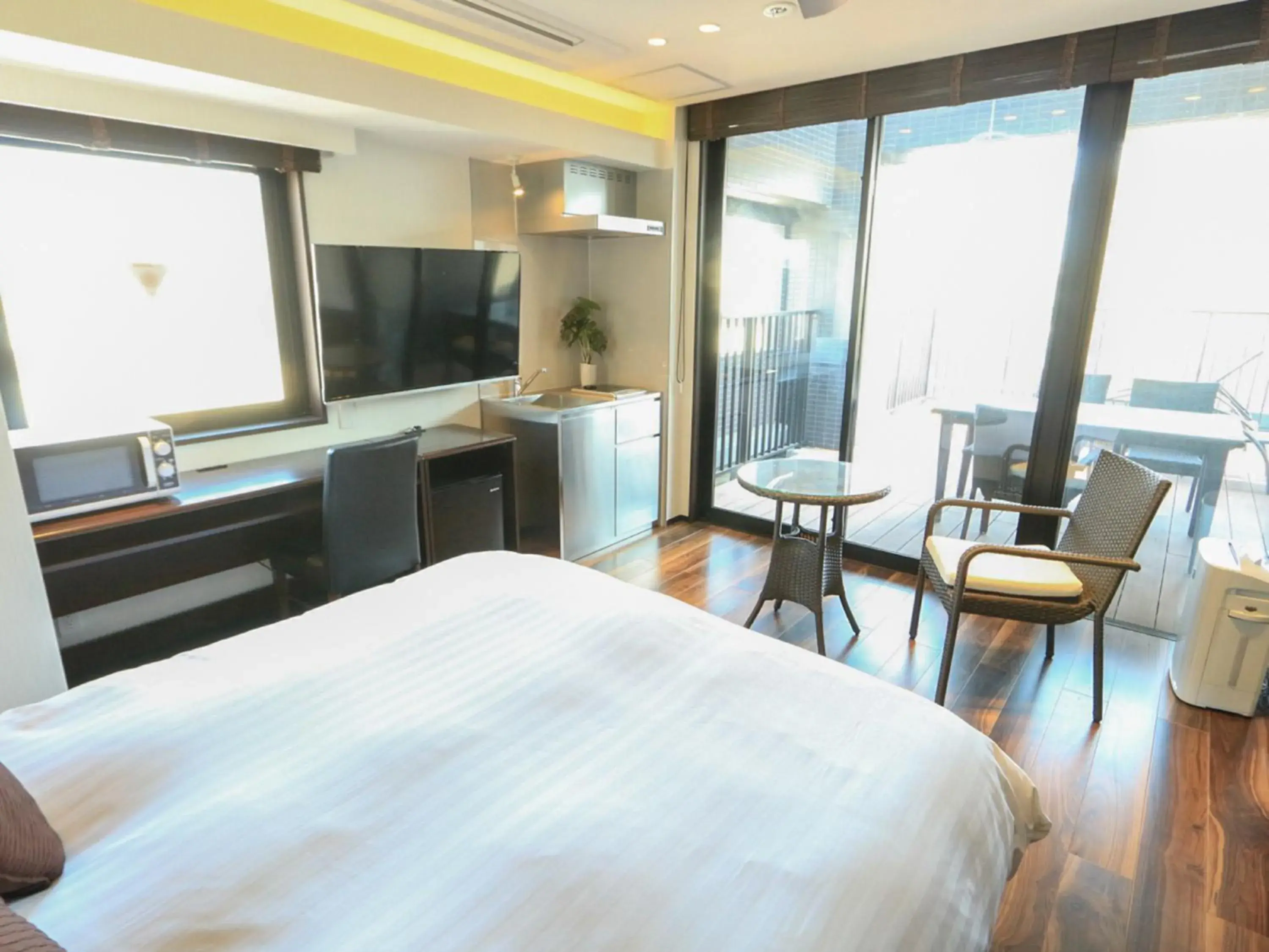 Bed, TV/Entertainment Center in HOTEL LiVEMAX Higashi Ginza