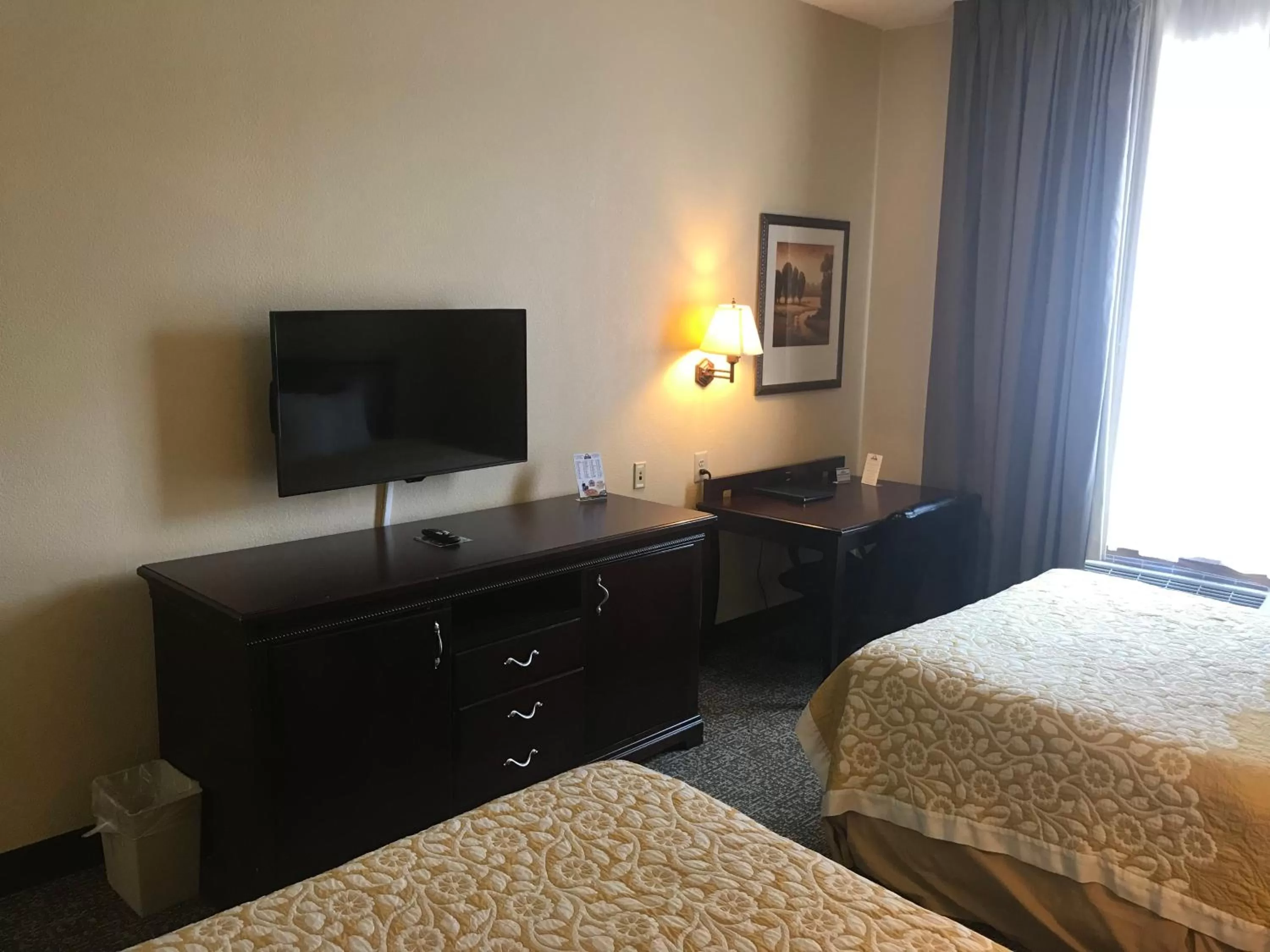 Photo of the whole room, Bed in Days Inn & Suites by Wyndham Tucker/Northlake