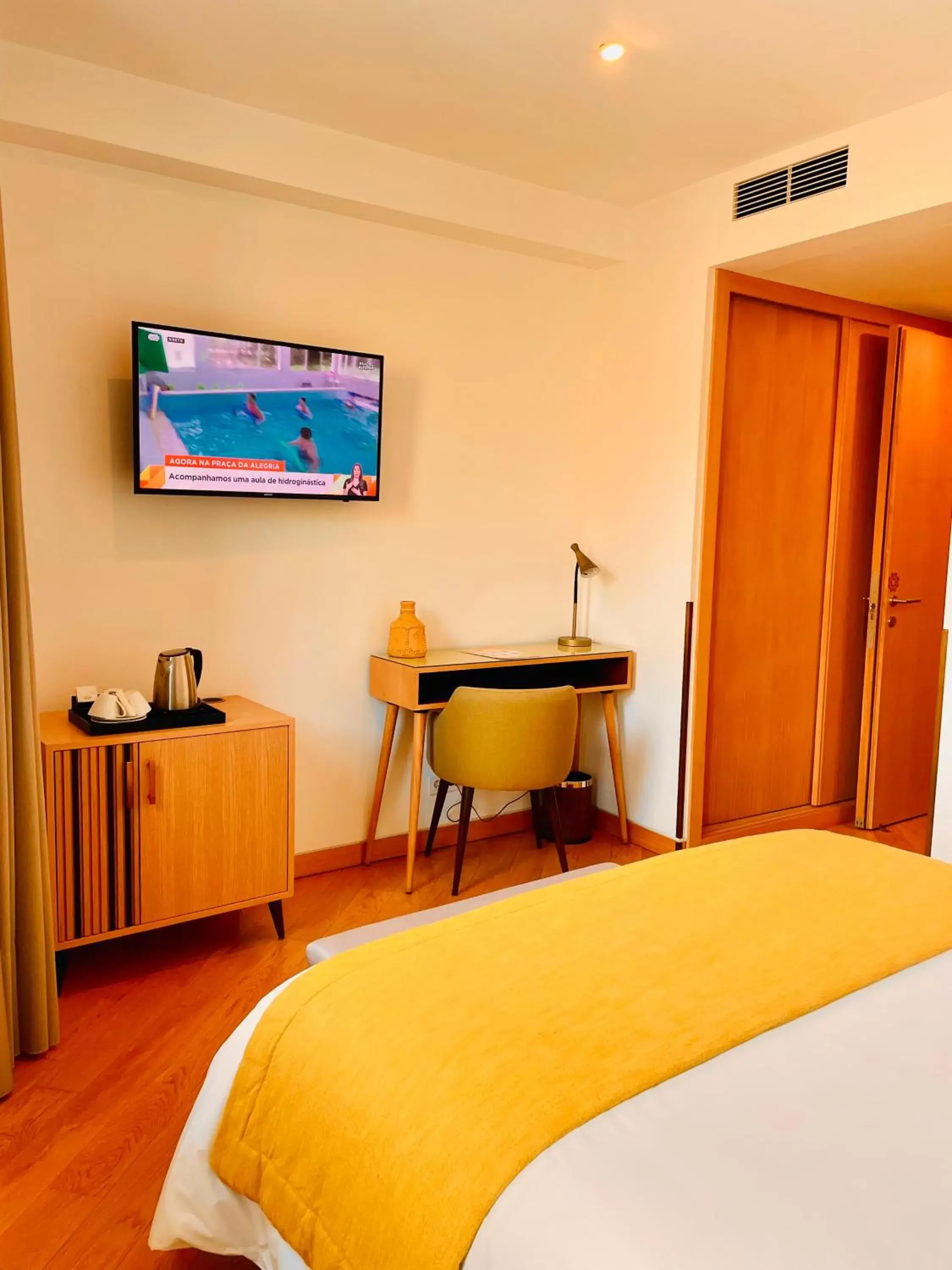 Bedroom, TV/Entertainment Center in Castelo Hotel
