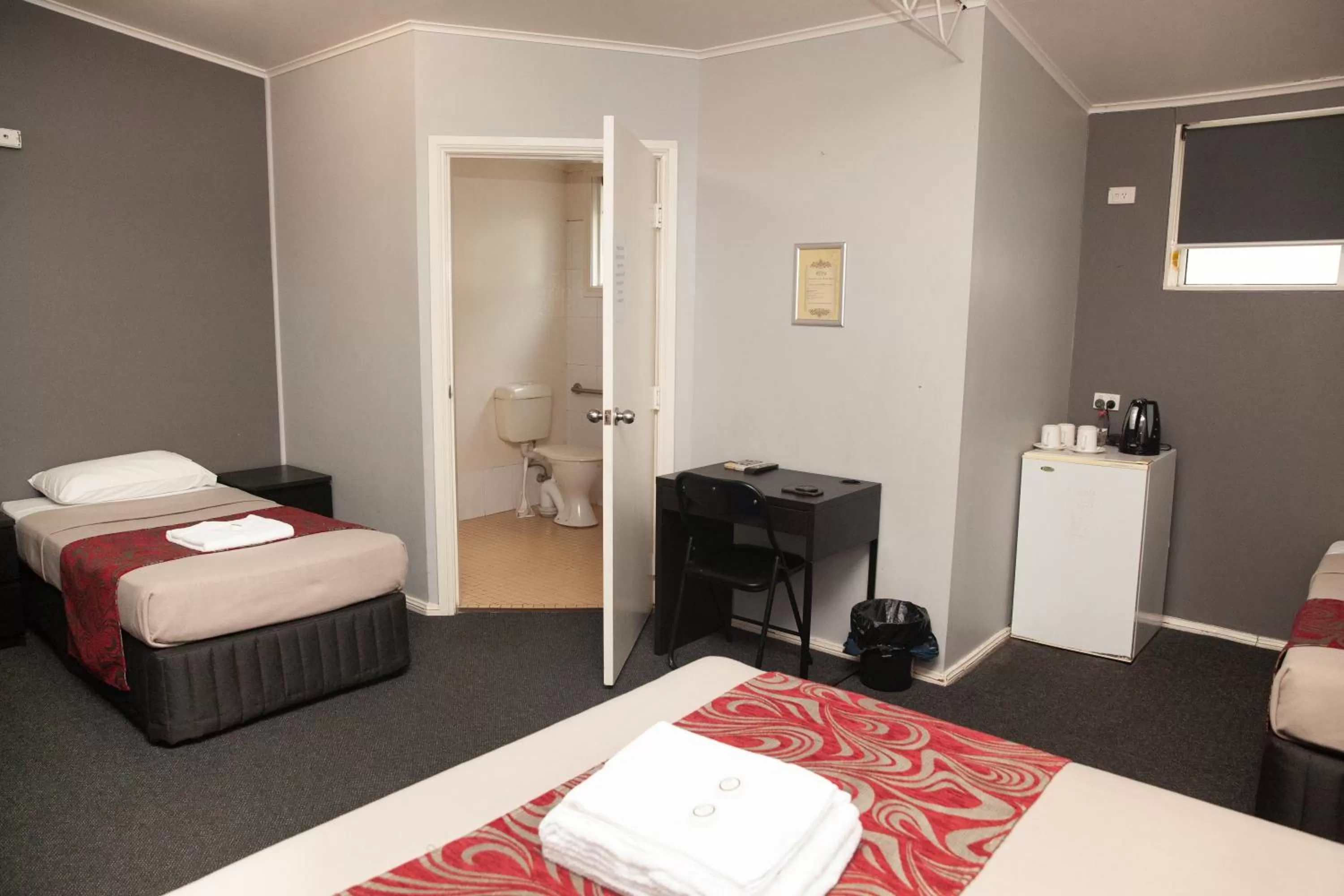 Bed in Royal Hotel Singleton