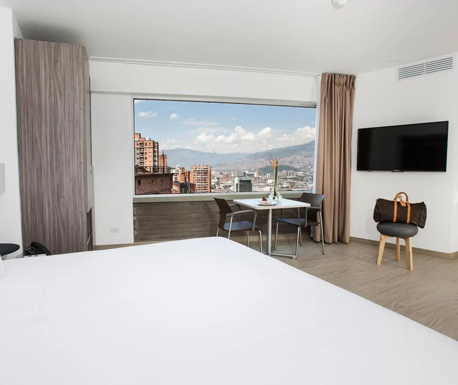 View (from property/room), Bed in Viaggio Medellín Grand Select