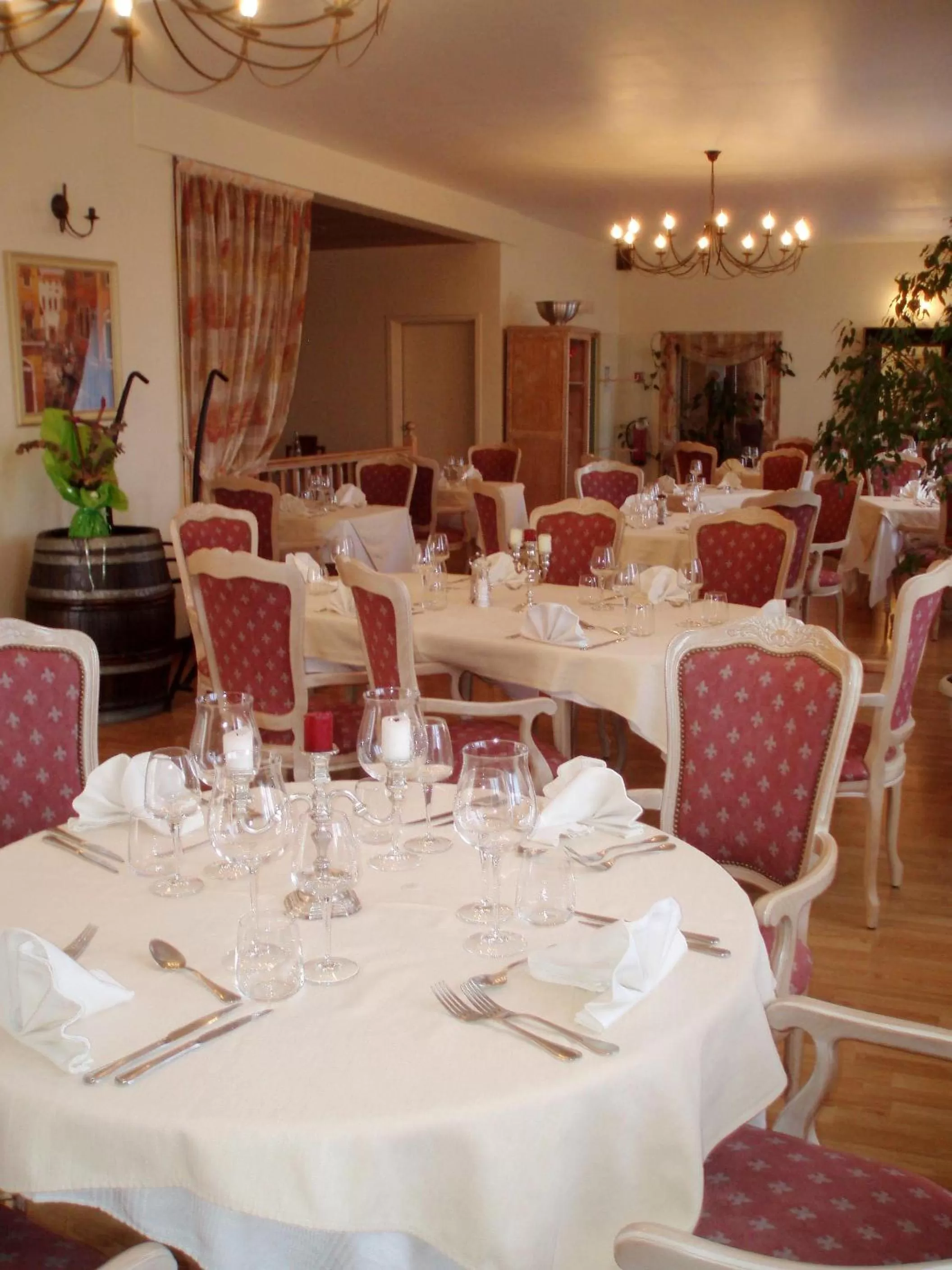 Restaurant/places to eat in Hôtel De Champagne