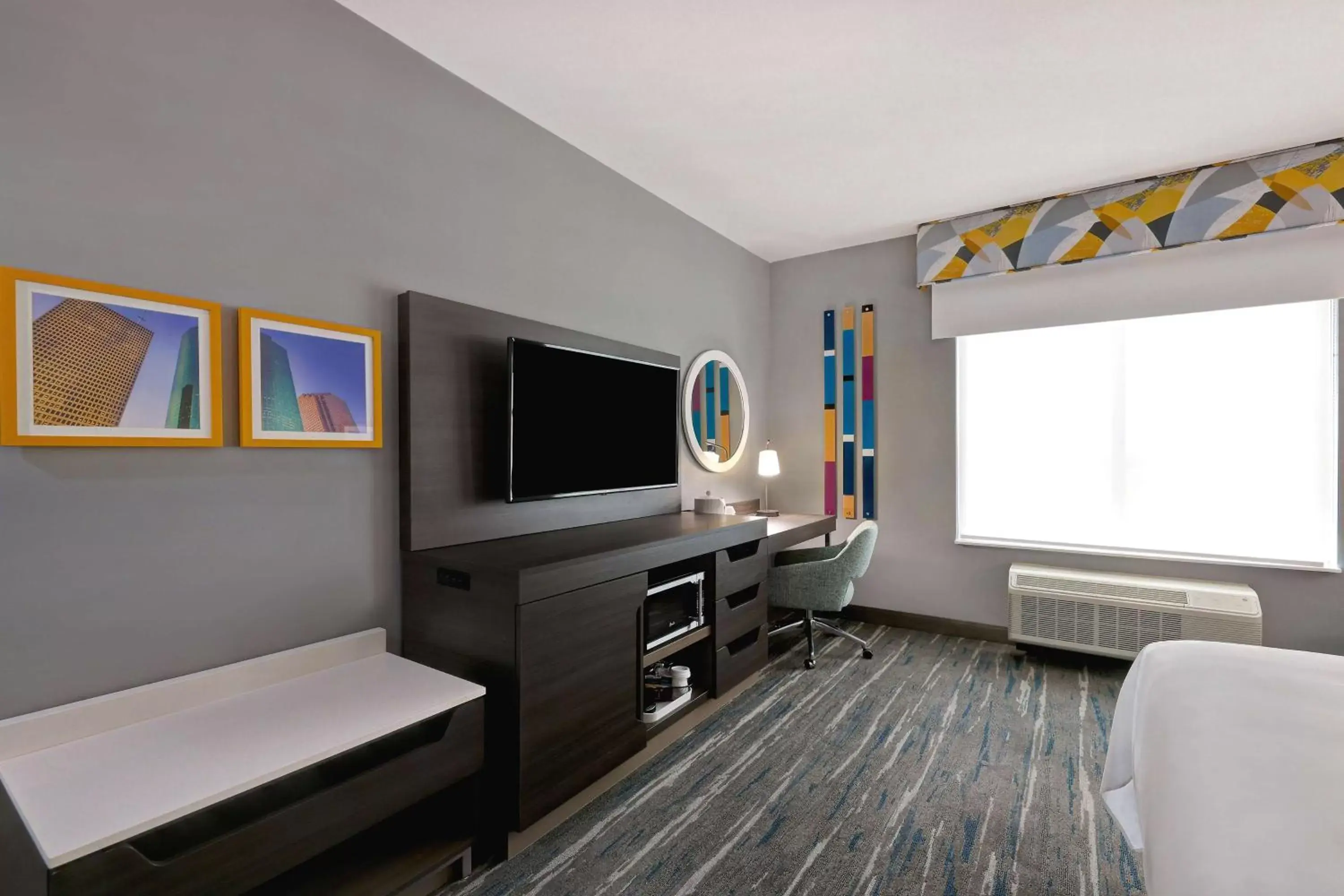 Bedroom, TV/Entertainment Center in Hampton Inn & Suites Houston East Beltway 8, Tx