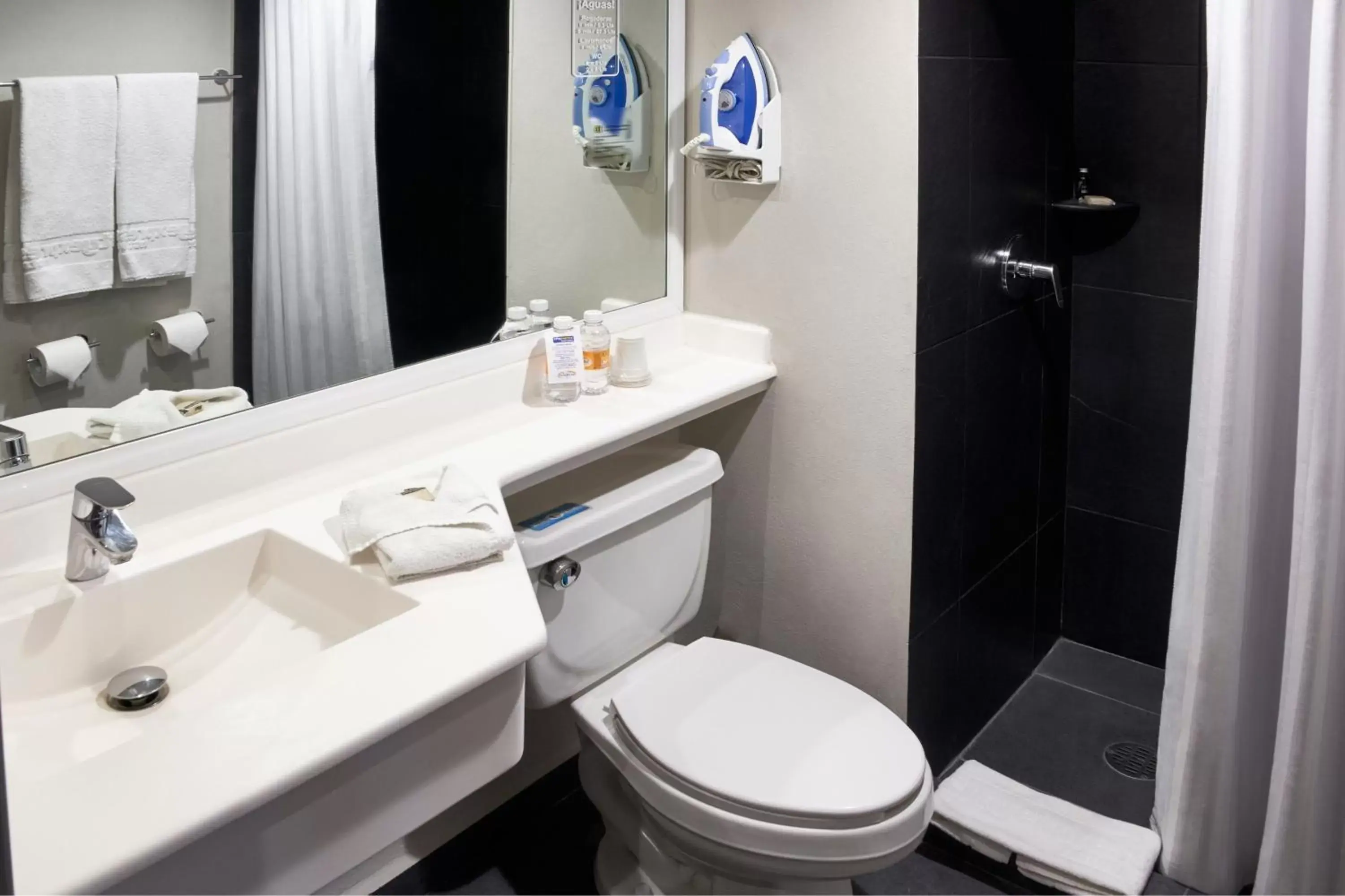 Photo of the whole room, Bathroom in City Express by Marriott Leon