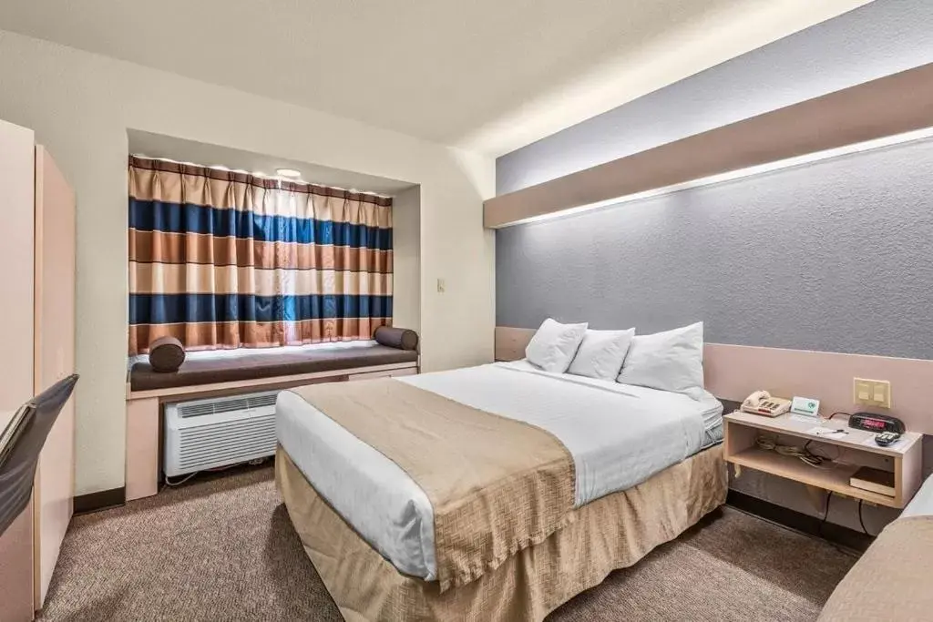 Bed in Microtel Inn & Suites by Wyndham Sainte Genevieve
