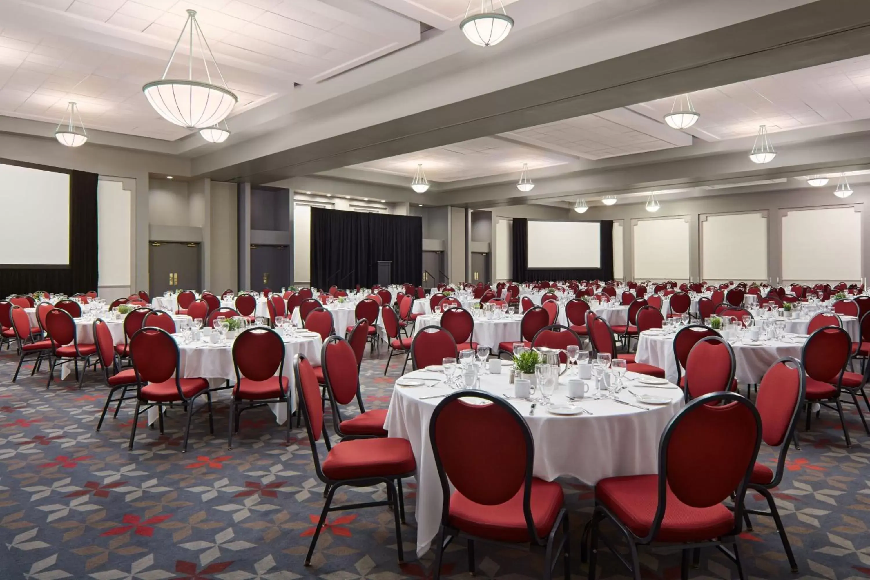 Meeting/conference room, Restaurant/Places to Eat in Delta Hotels by Marriott Sherbrooke Conference Centre
