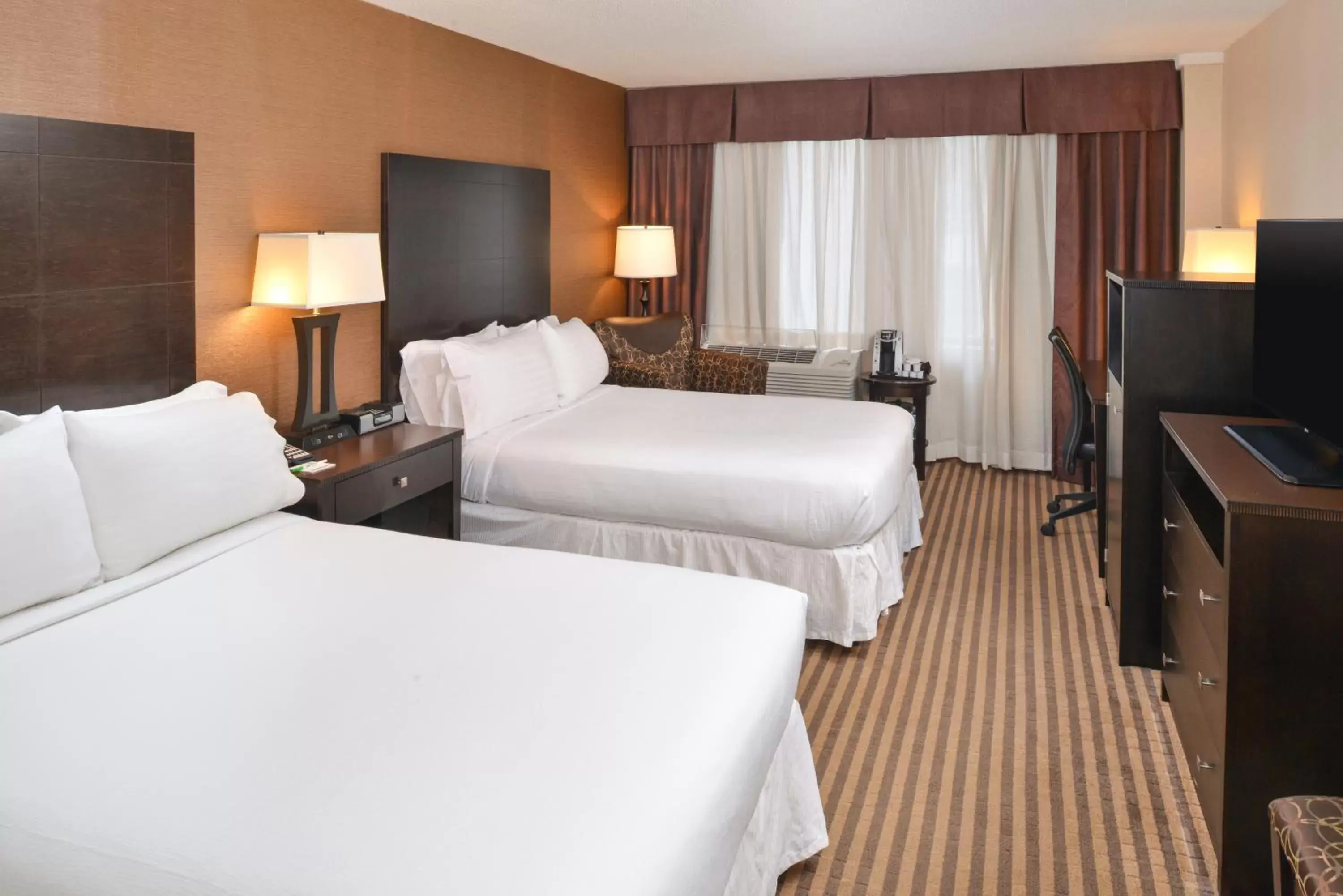 Photo of the whole room, Bed in Holiday Inn Charlotte Center City, an IHG Hotel