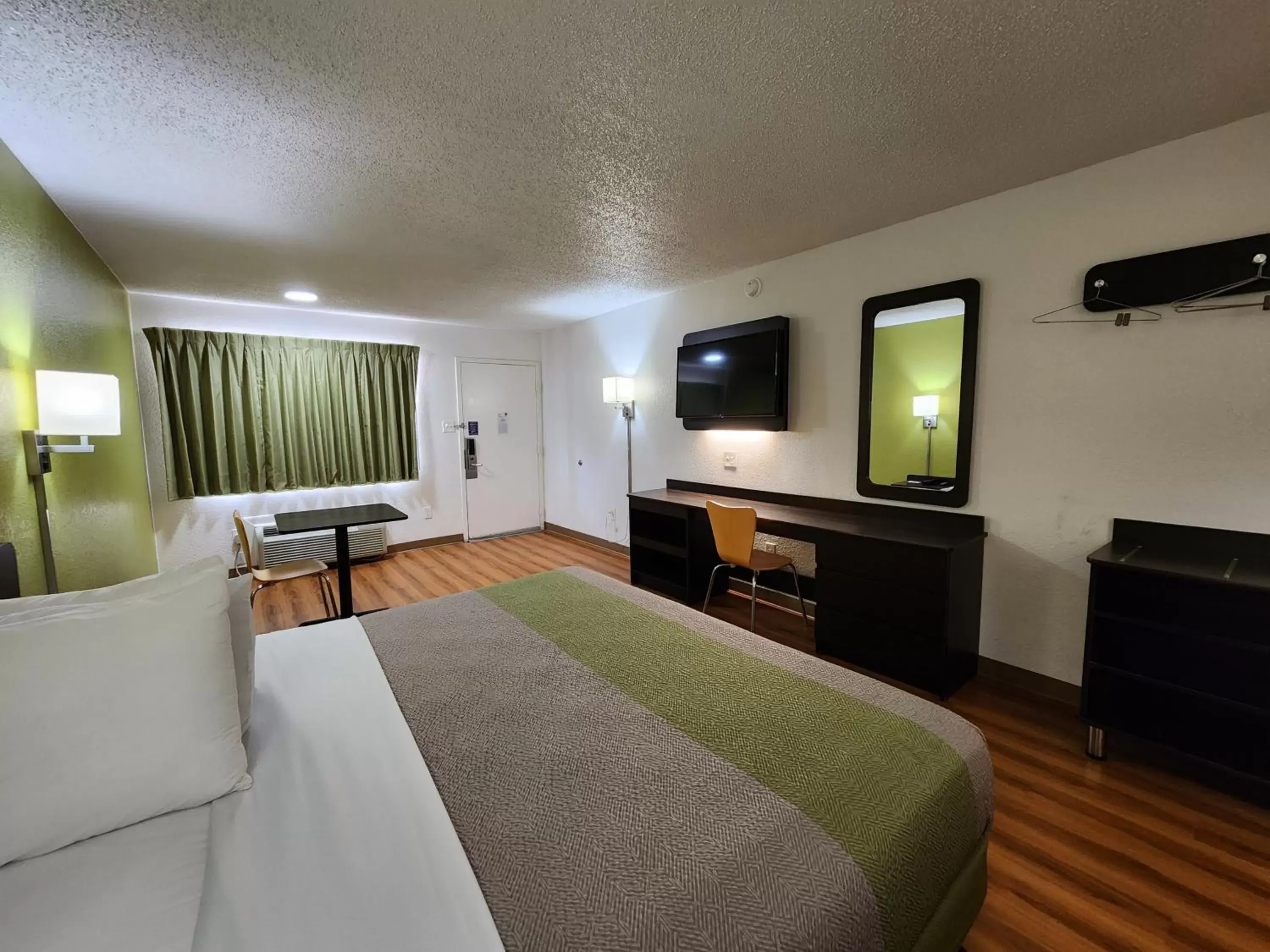 Bed, TV/Entertainment Center in Motel 6-Baytown, TX - Baytown East