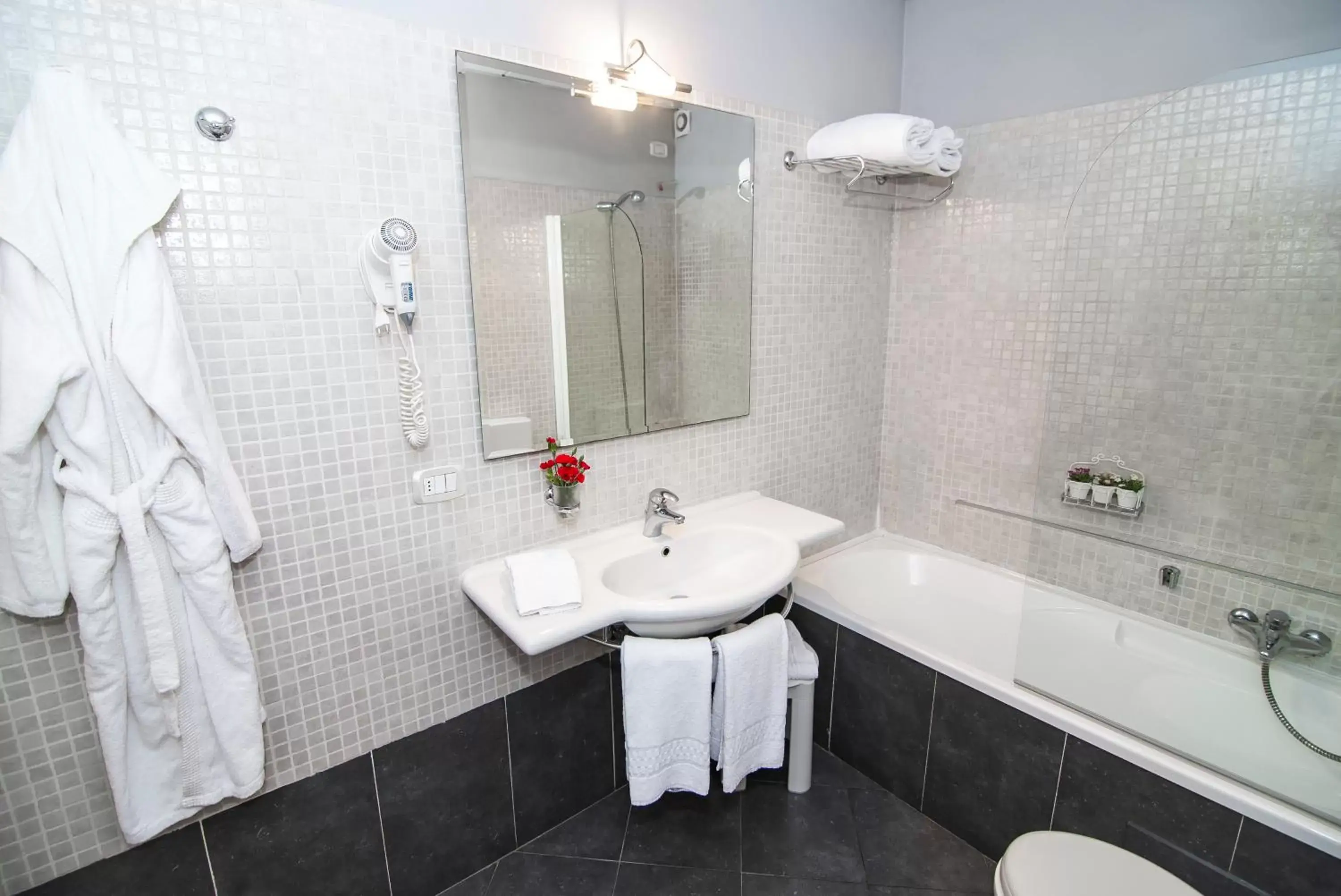 Shower, Bathroom in Hotel La Colonna