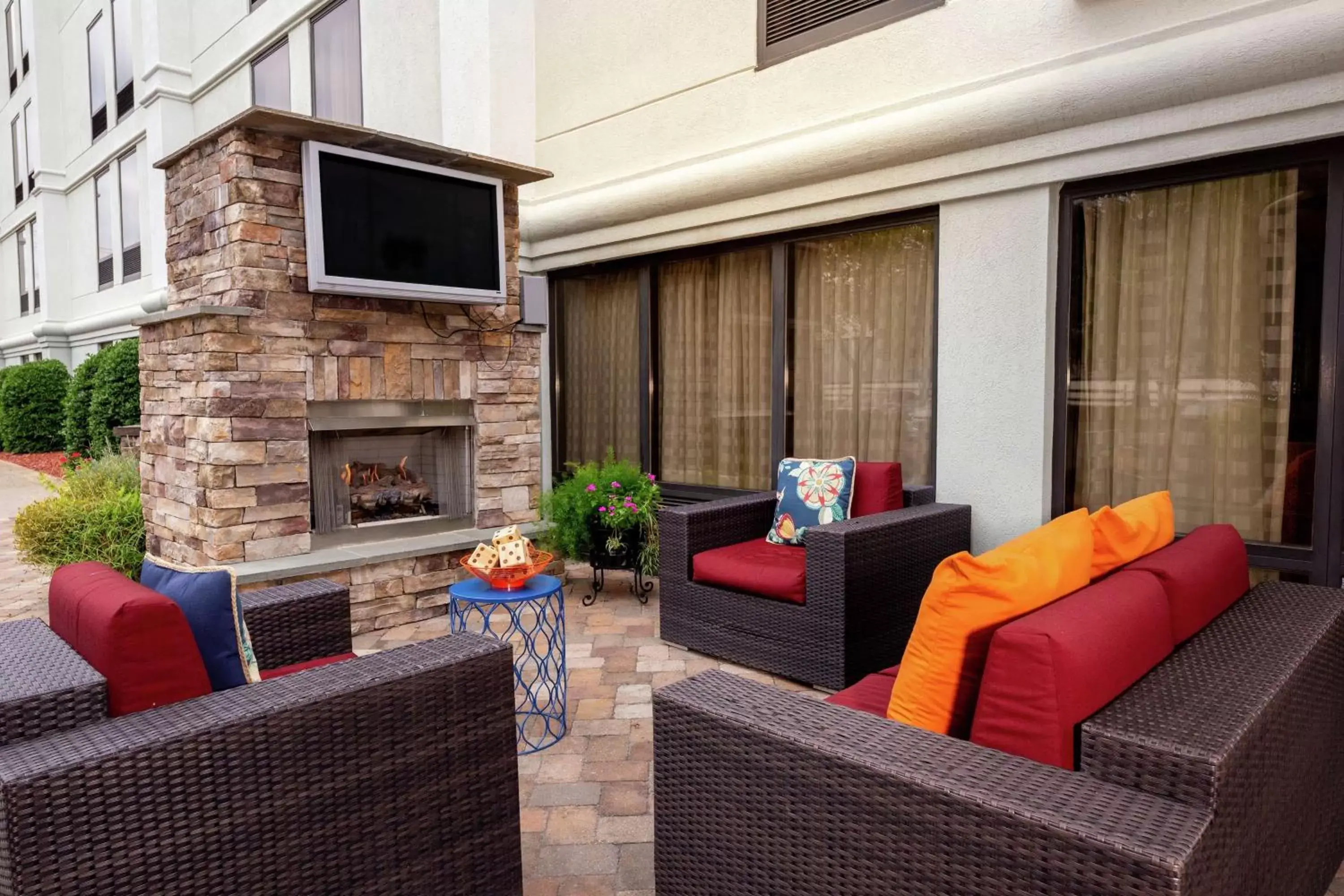 Patio, Seating Area in Hampton Inn Winston-Salem Hanes Mall