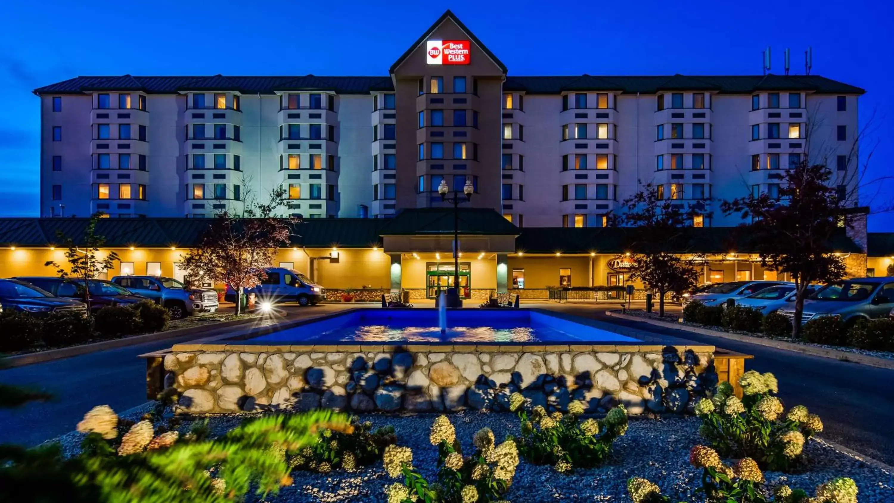 Property building, Swimming Pool in Best Western Plus Winnipeg Airport Hotel