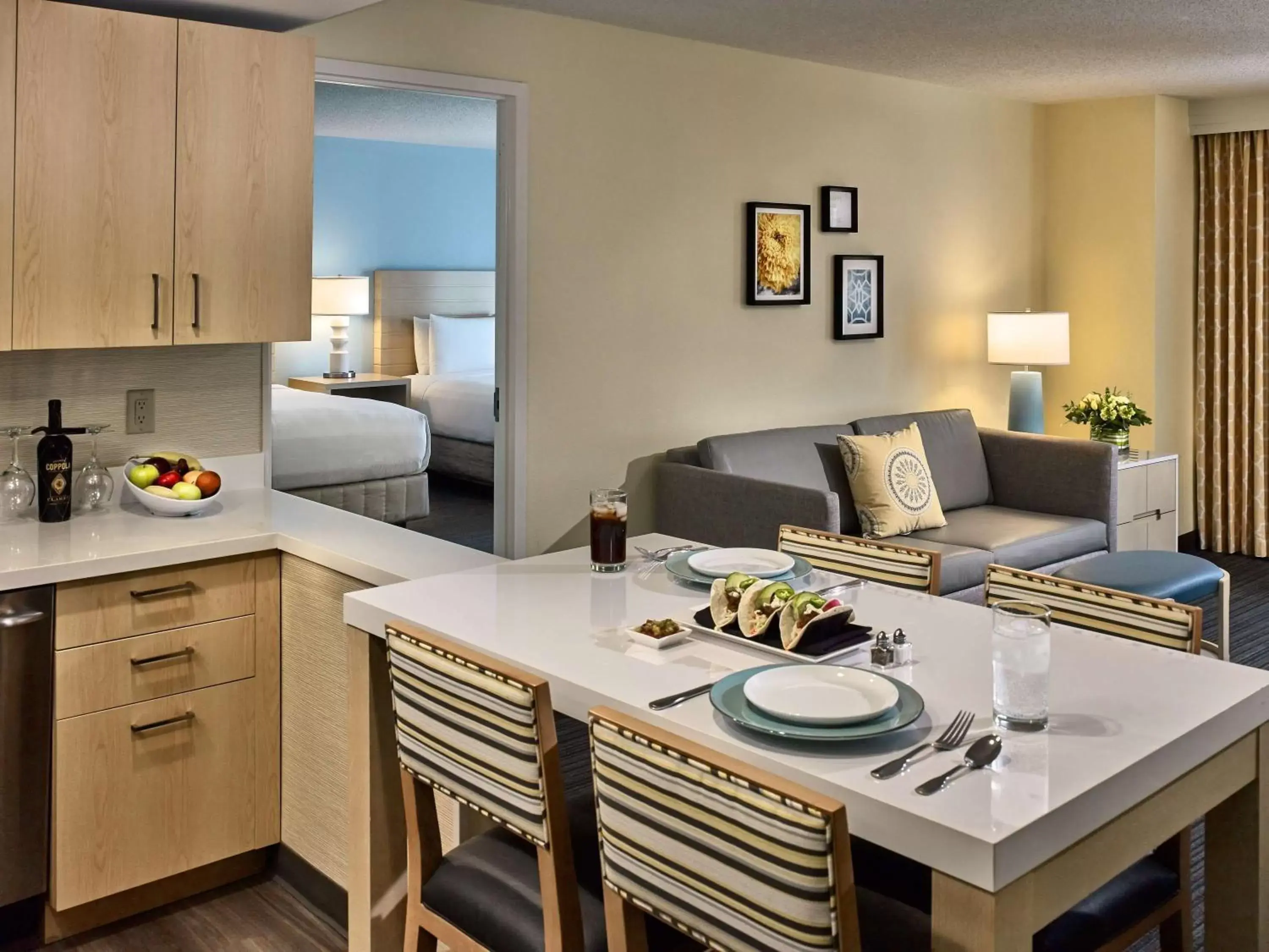 Kitchen or kitchenette, Dining Area in Sonesta ES Suites New Orleans Downtown