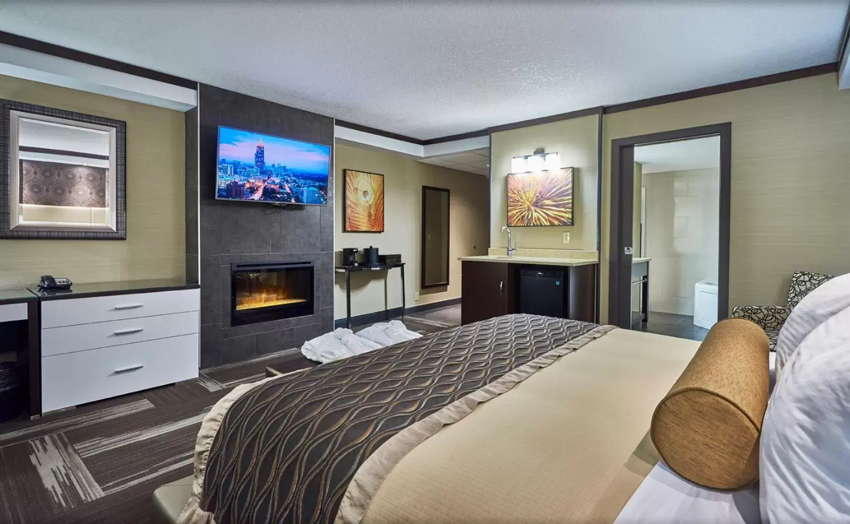 Photo of the whole room, TV/Entertainment Center in Best Western Plus Edmonton Airport Hotel