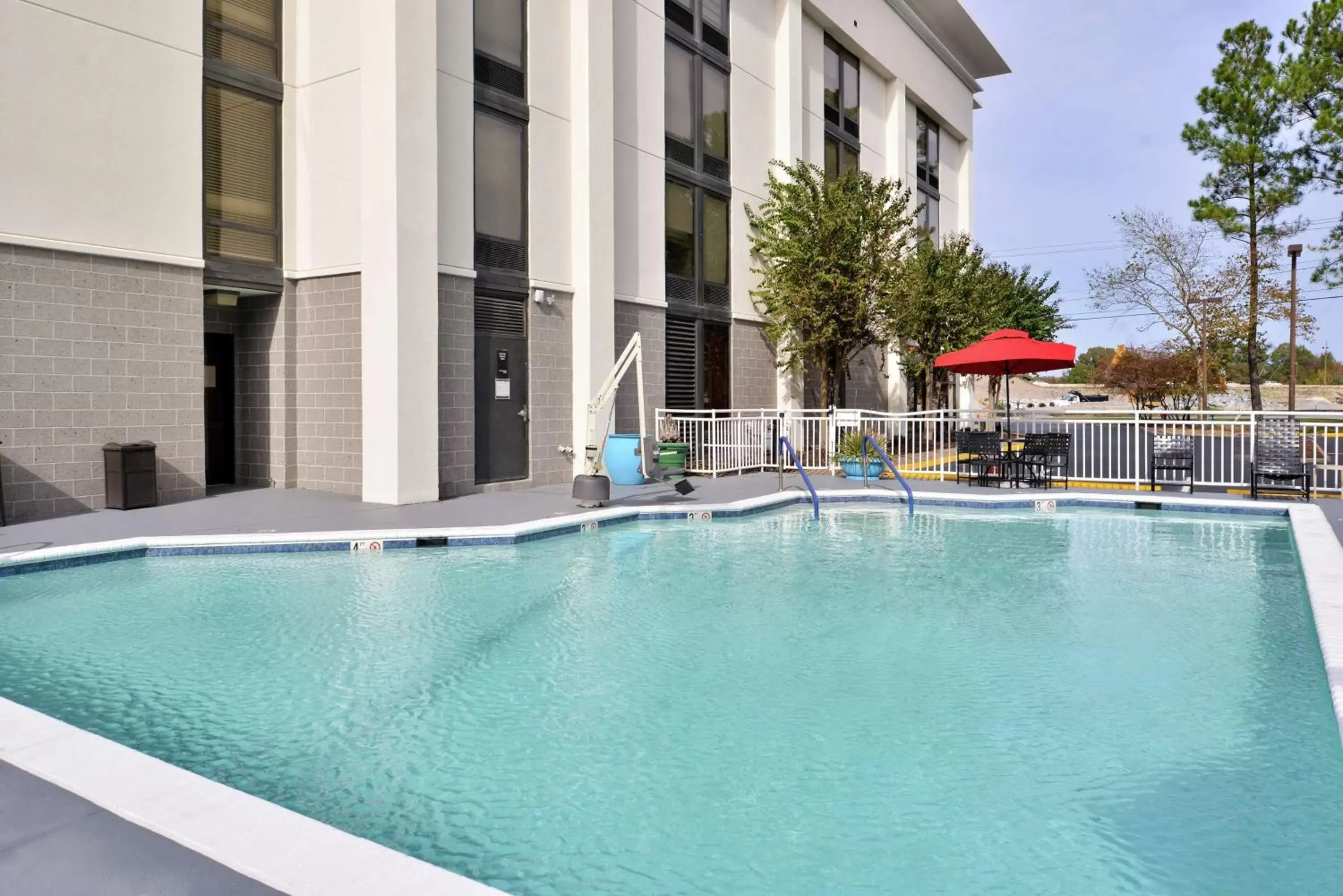 Property building, Swimming Pool in Hampton Inn Norfolk/Virginia Beach