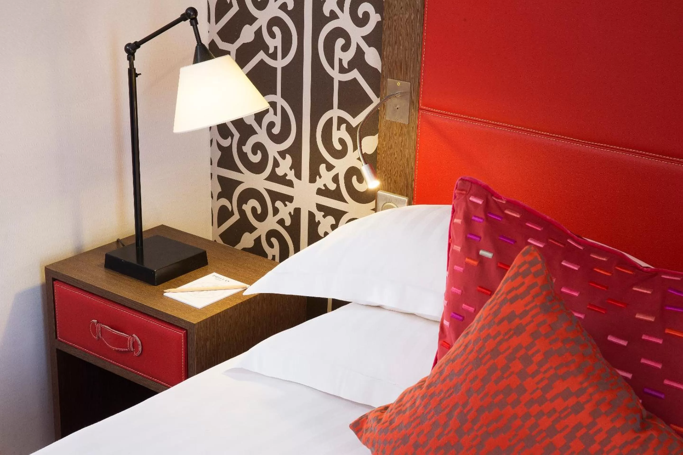 Bedroom, Bed in Hotel Phileas Lazare & Spa - Opera