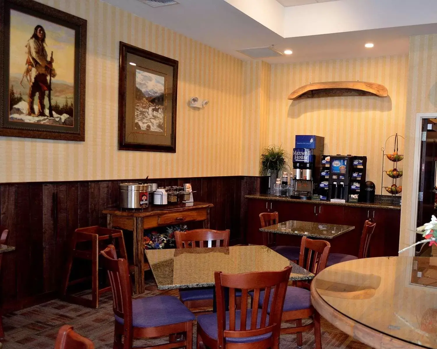 Continental breakfast, Restaurant/Places to Eat in Best Western Plus Crossroads Inn & Suites