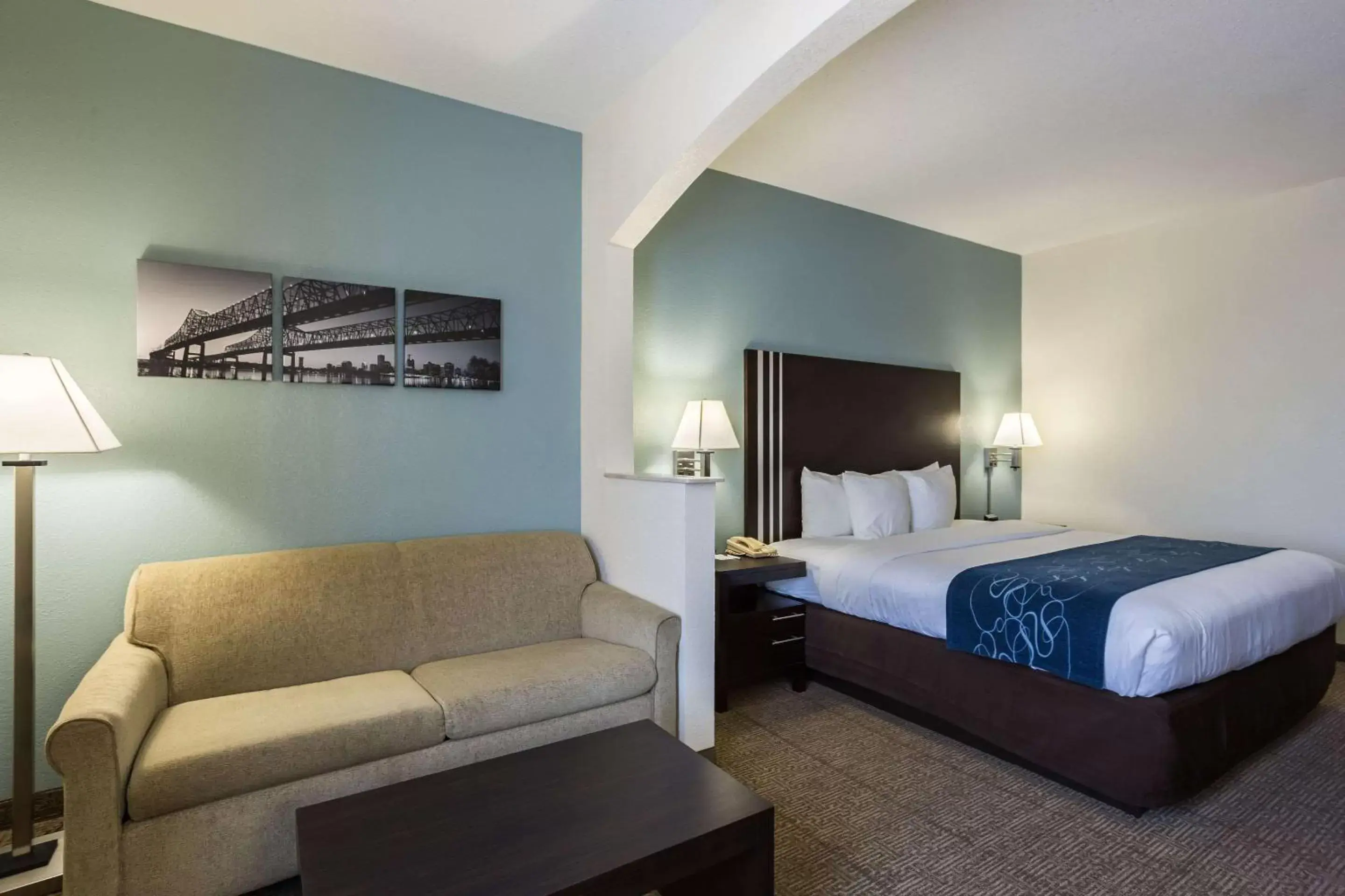 Bedroom in Comfort Suites New Orleans East