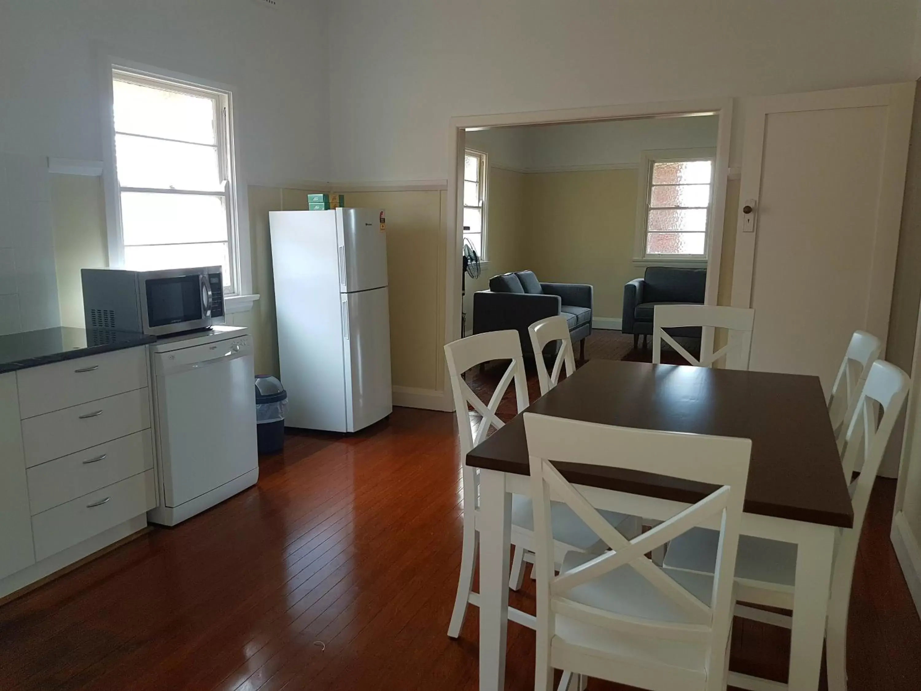 Kitchen or kitchenette, Dining Area in City Centre Motel Kempsey