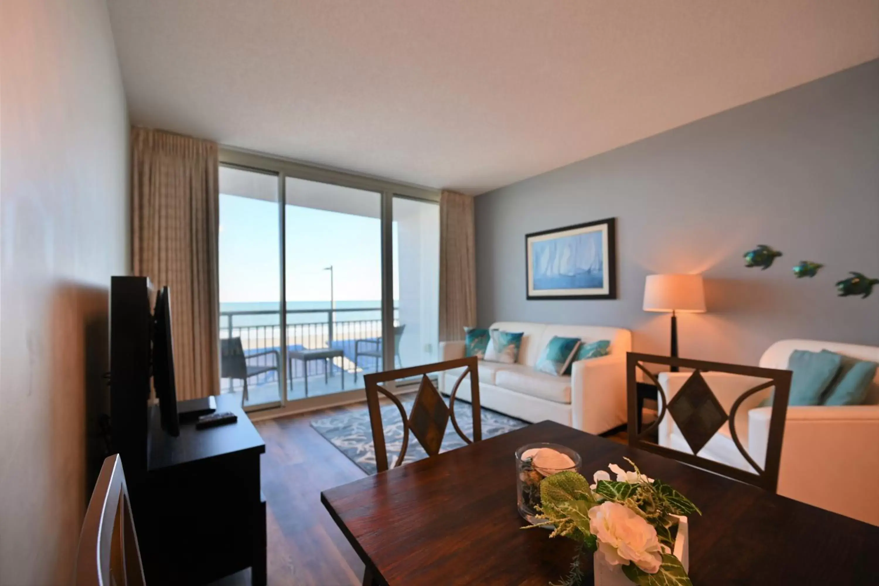 Dining Area in Spectacular Ocean Front Real 1 Bedroom Condo, 2 Ba