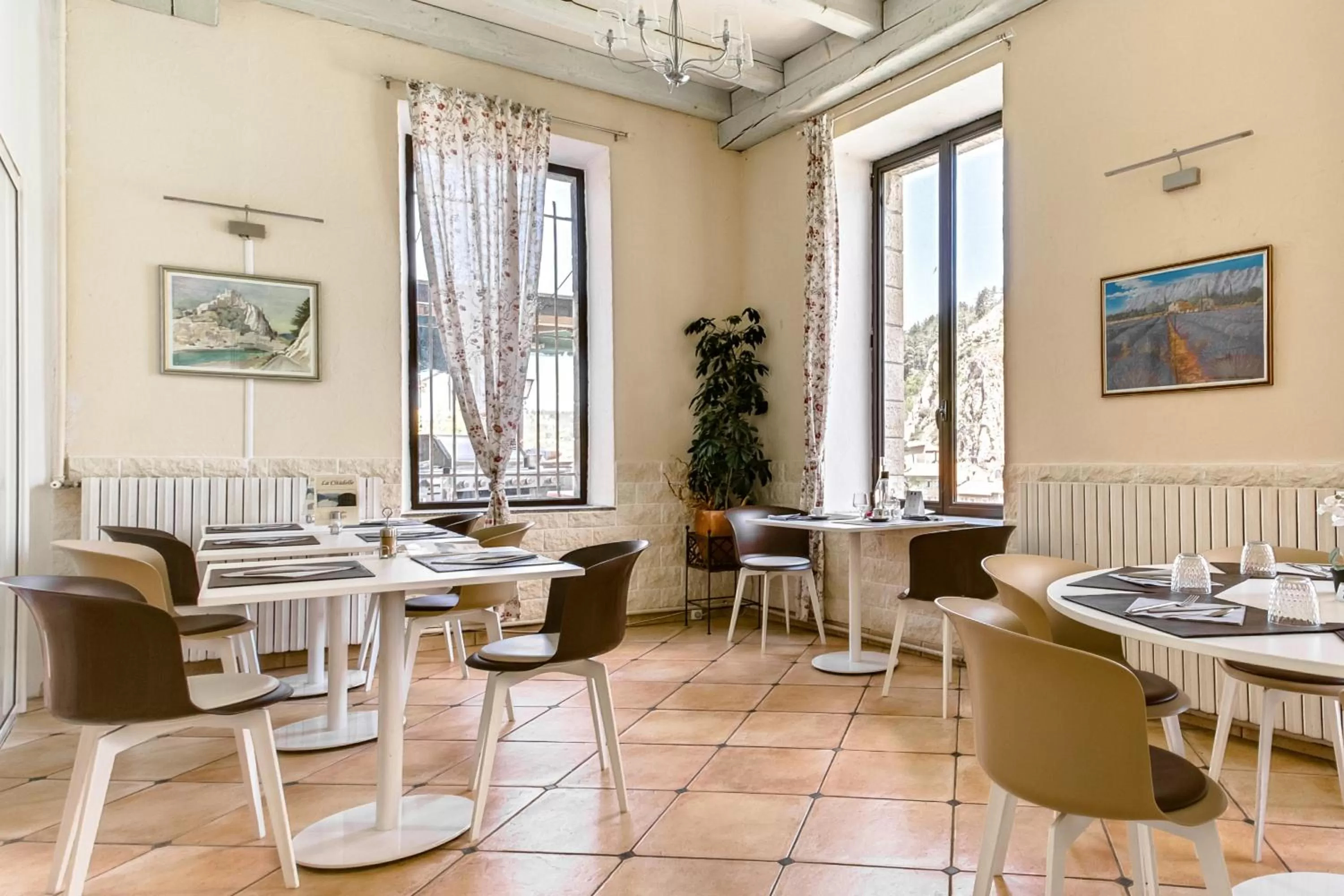 Restaurant/places to eat in Hôtel de la Citadelle