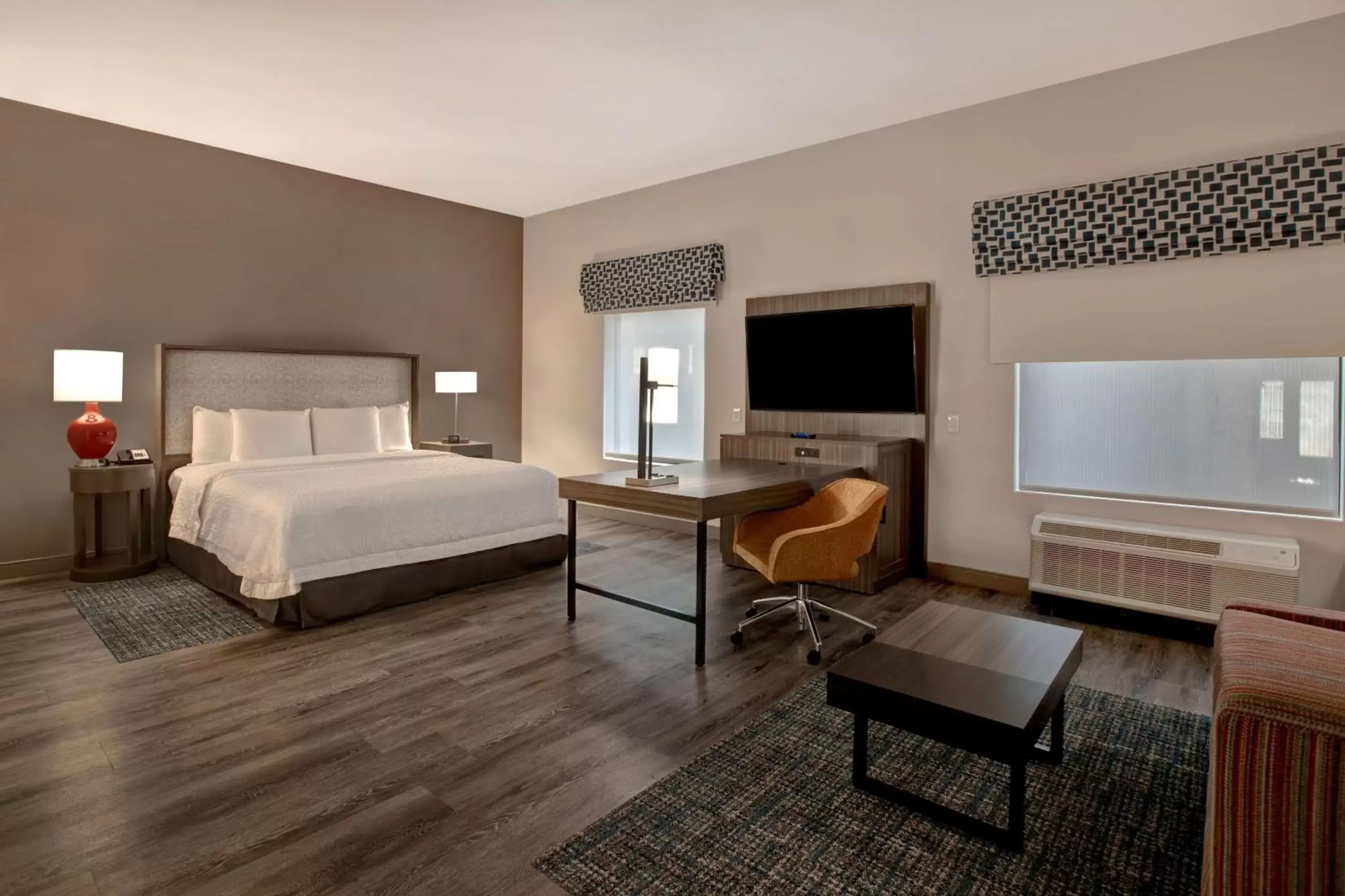 Bed, TV/Entertainment Center in Hampton Inn & Suites San Antonio Riverwalk