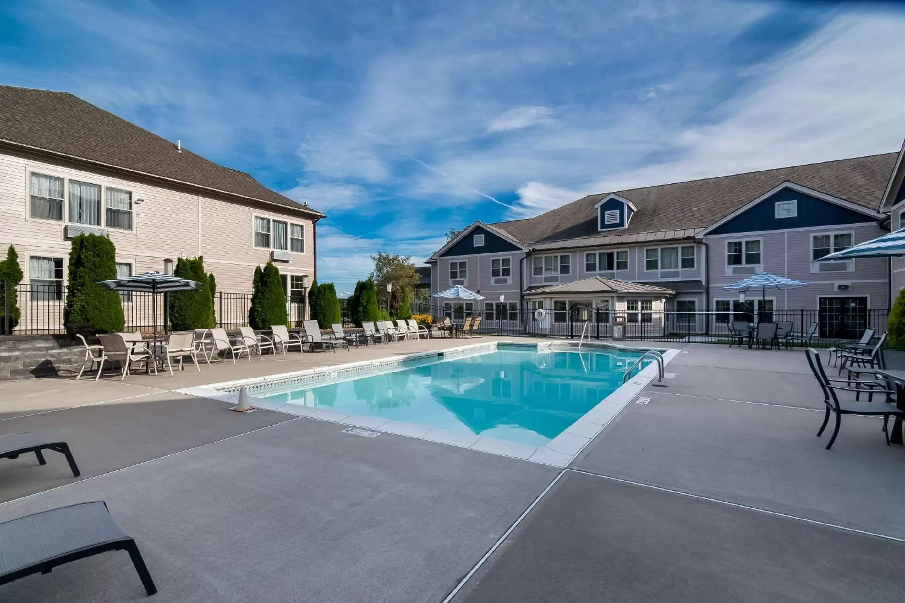 Swimming pool, Property Building in The Hotel Saratoga, Ascend Hotel Collection