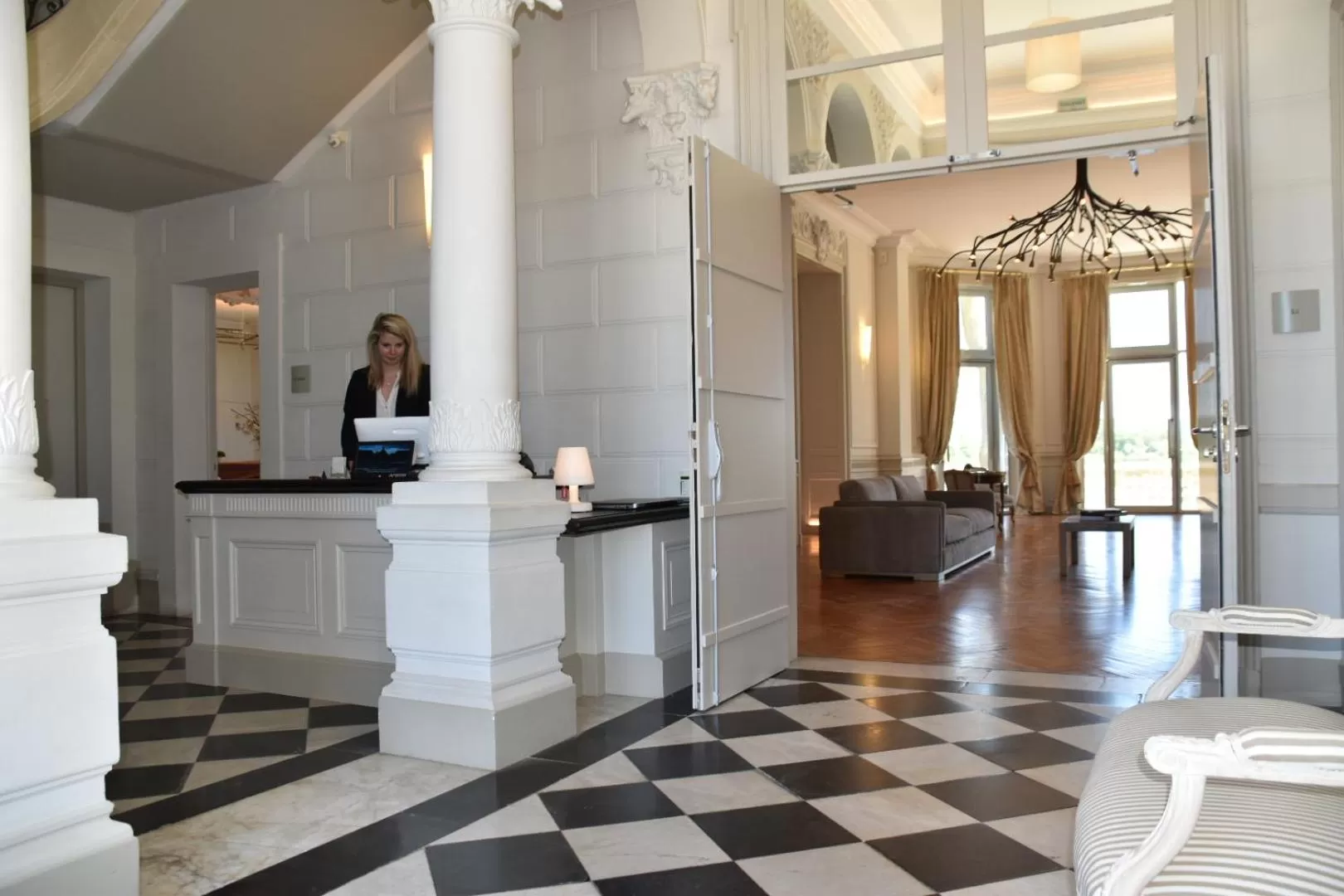 Lobby or reception in Château Grattequina Hôtel