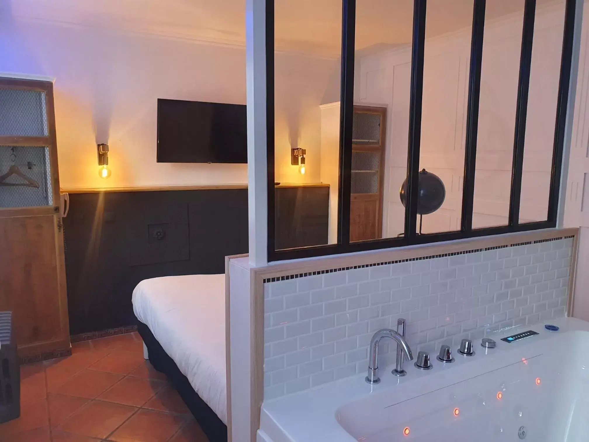 Bedroom, Bathroom in The Originals Boutique, Clair Hôtel, Martigues (Inter-Hotel)