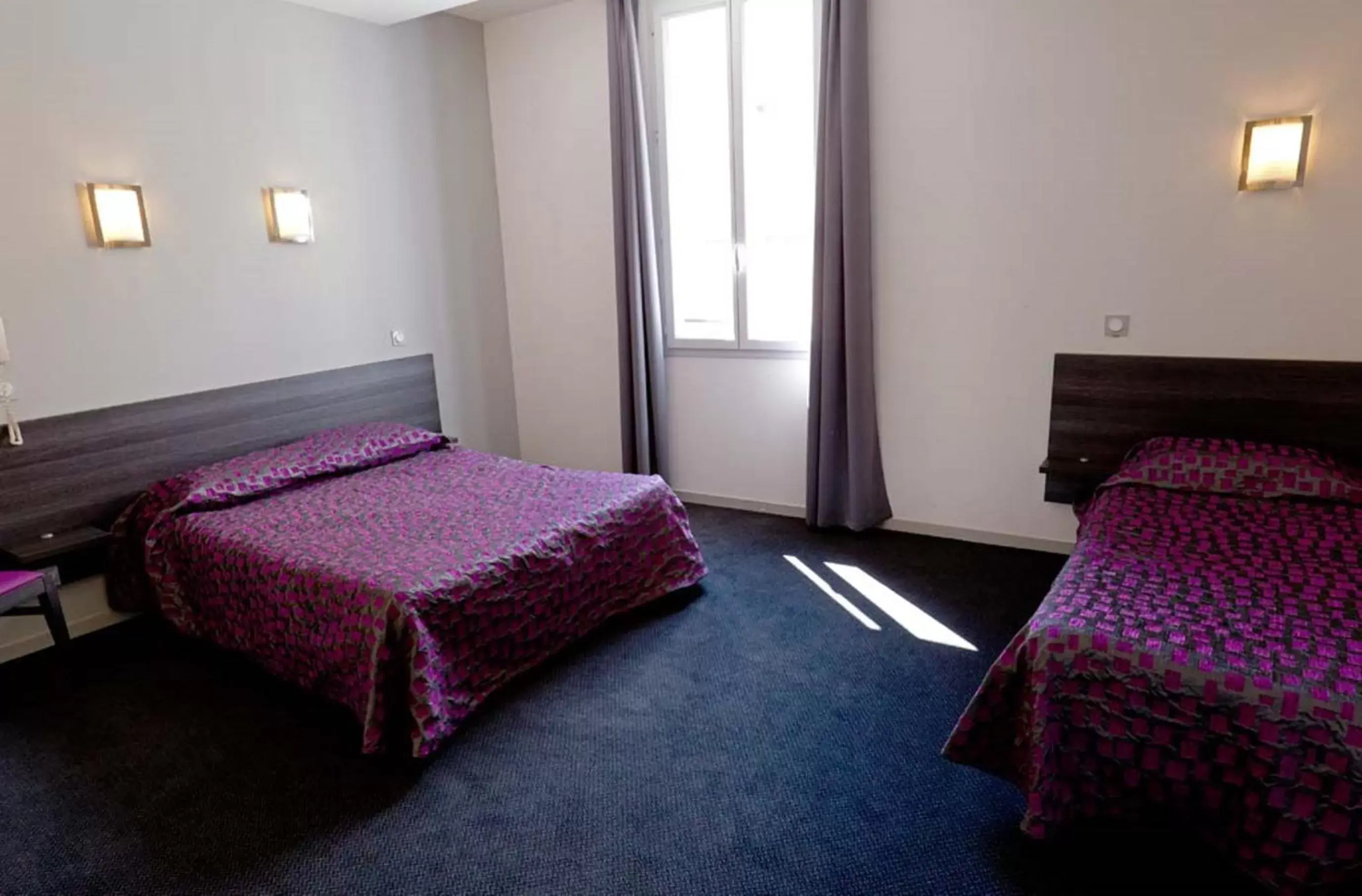 Bedroom, Bed in Hôtel Saint Etienne
