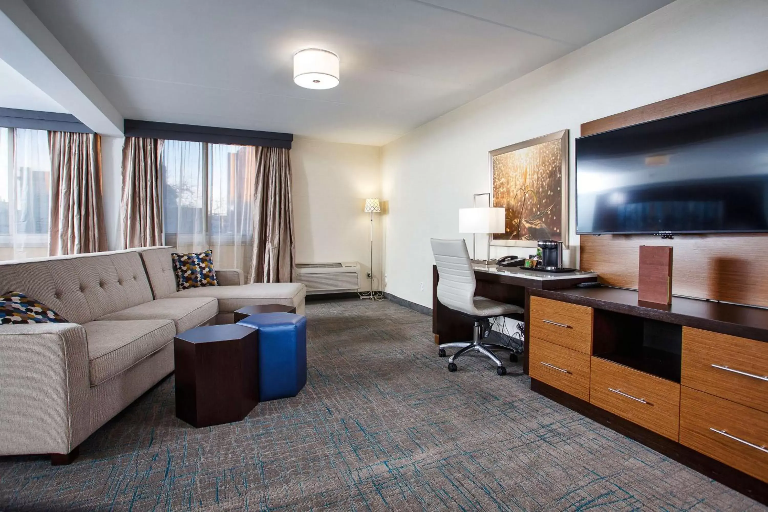 Bedroom, TV/Entertainment Center in DoubleTree by Hilton Neenah