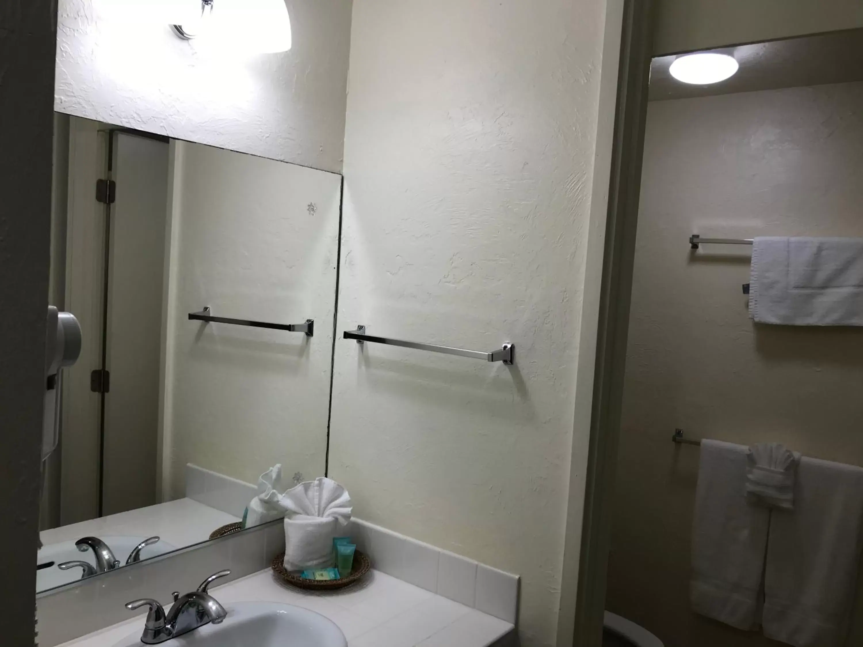 Bathroom in Hilo Reeds Bay Hotel