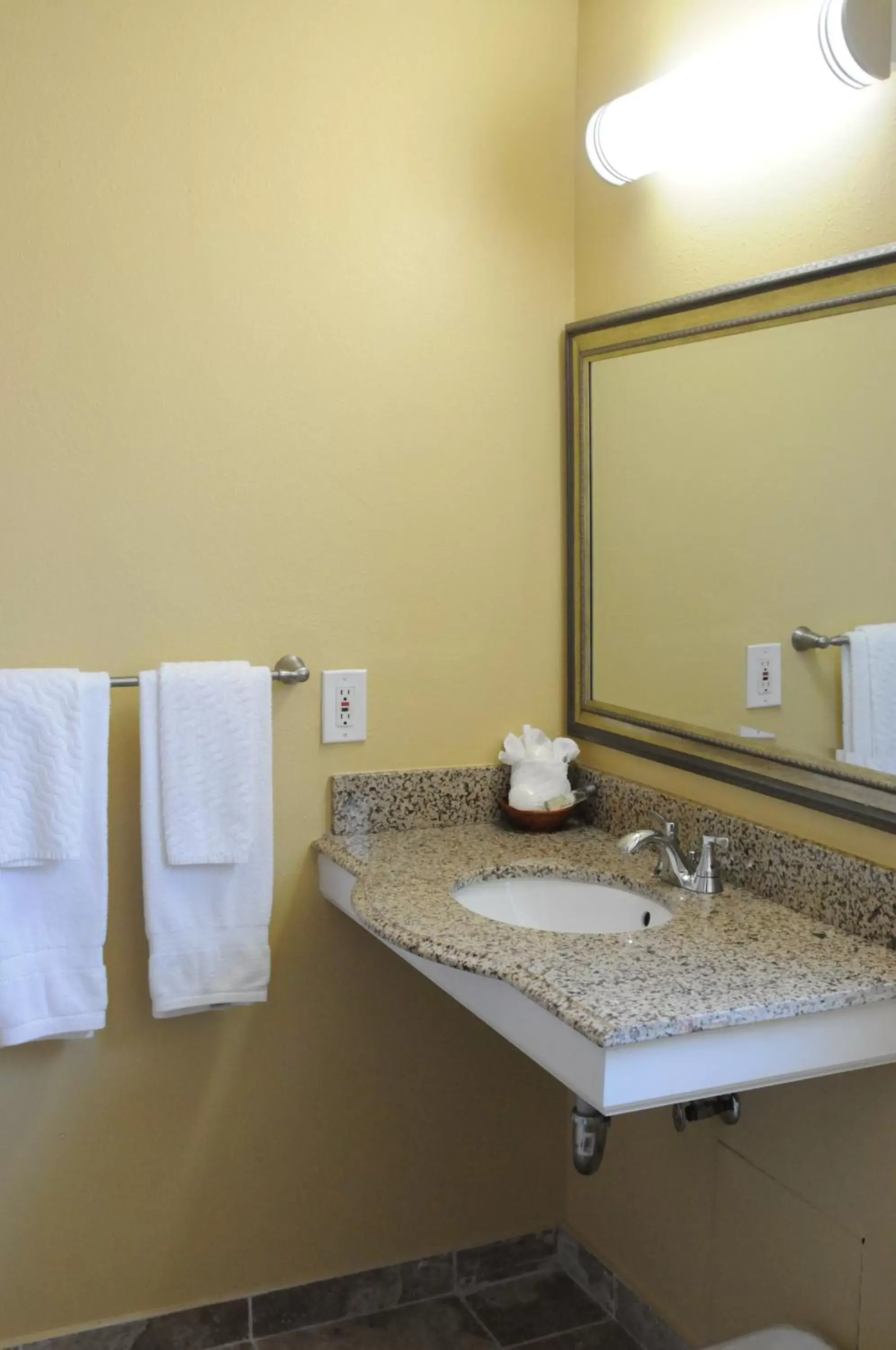 Bathroom in Oasis Inn and Suites