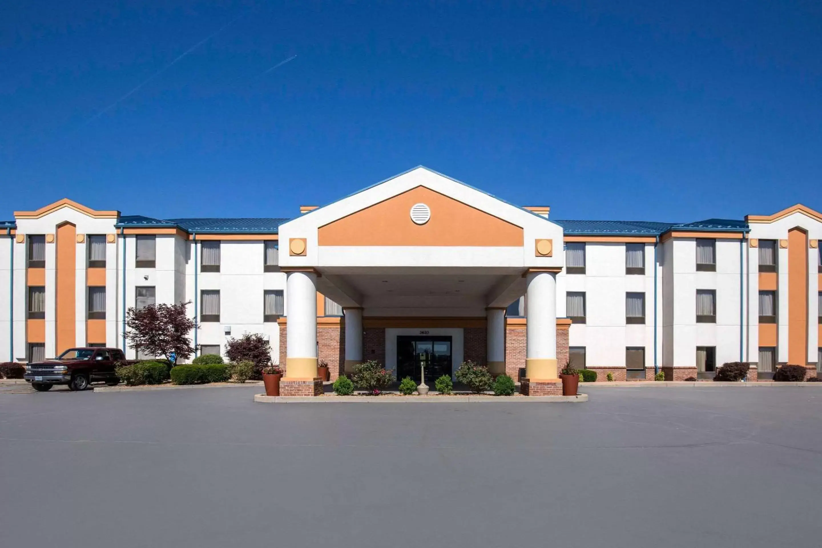 Property Building in Quality Inn & Suites Arnold