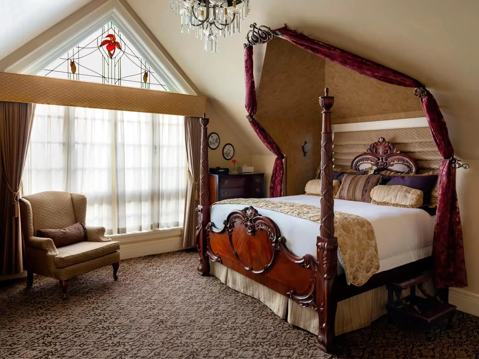 Photo of the whole room, Bed in Abigail's Hotel