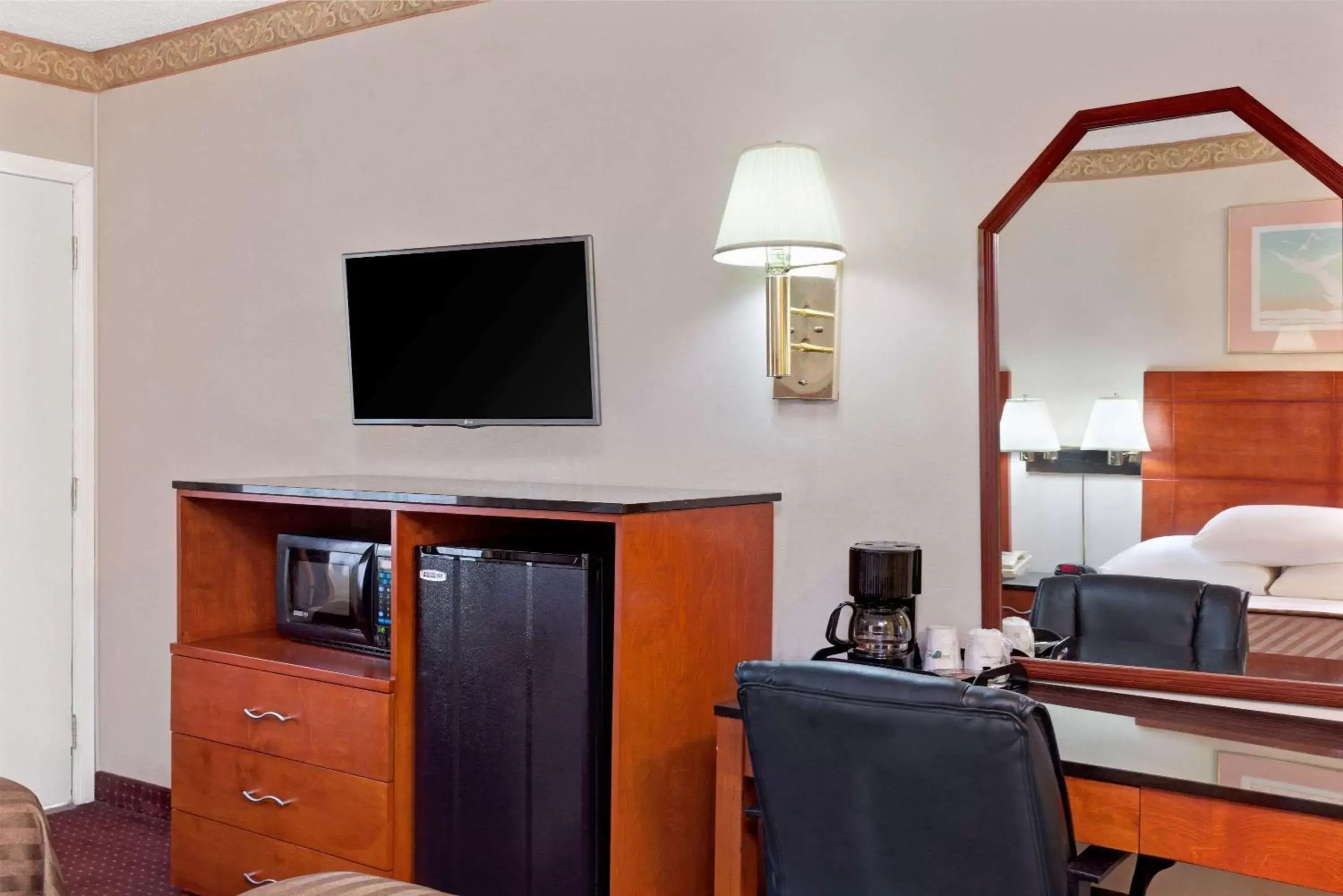Photo of the whole room, TV/Entertainment Center in Travelodge by Wyndham Burbank-Glendale