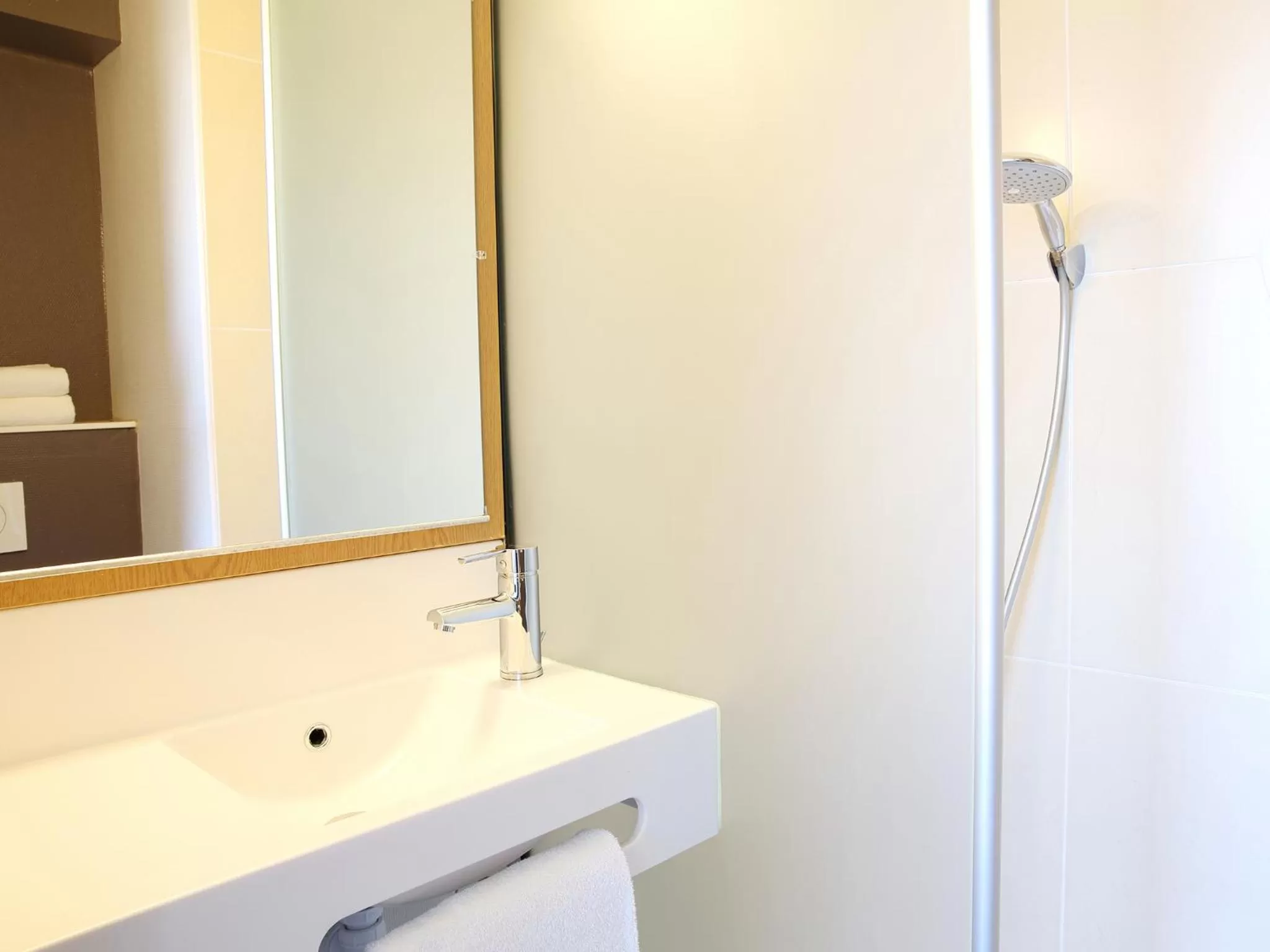 Bathroom in B&B HOTEL Marseille Aéroport Saint-Victoret