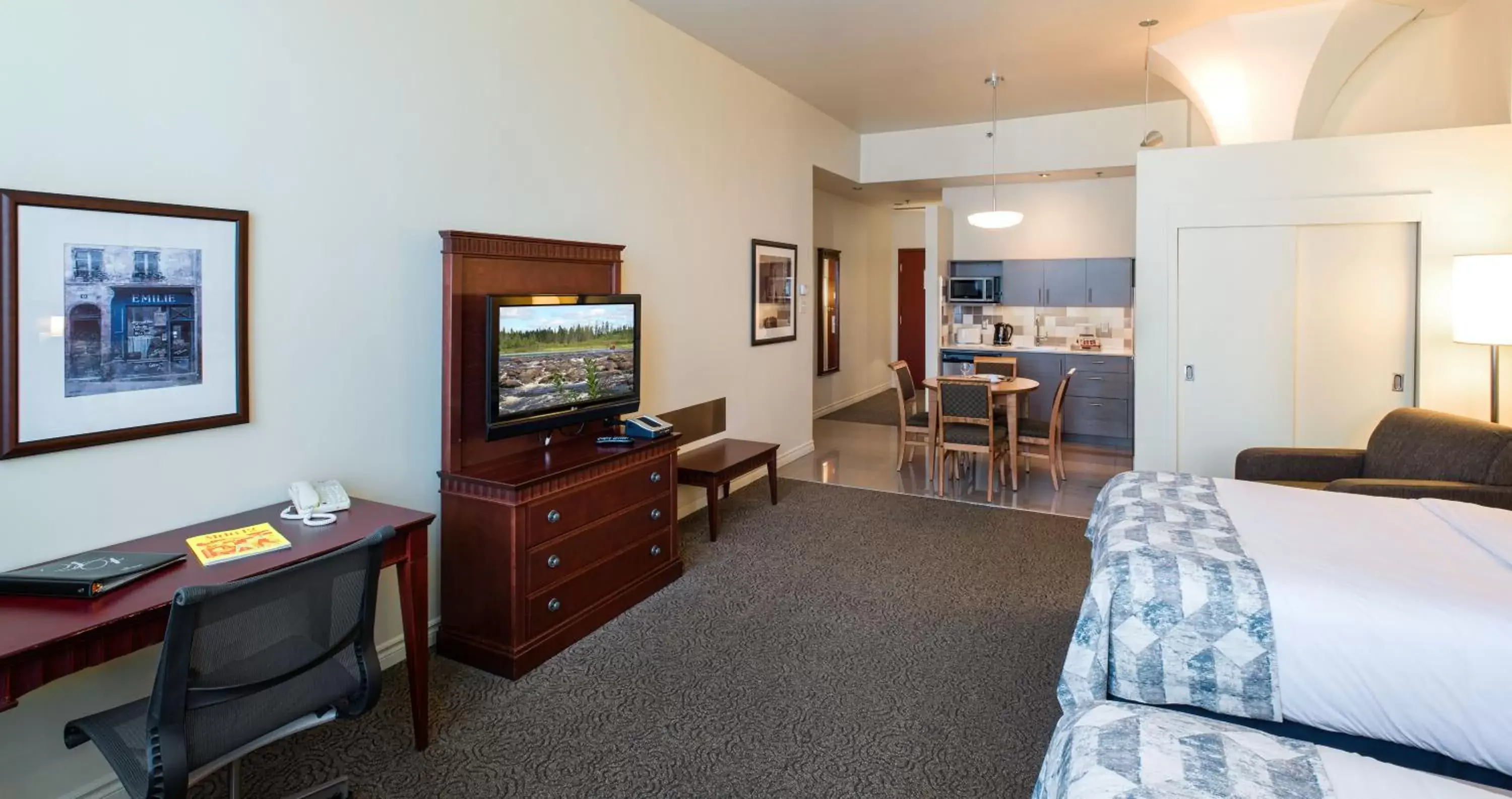 Photo of the whole room, TV/Entertainment Center in Le Square Phillips Hôtel & Suites