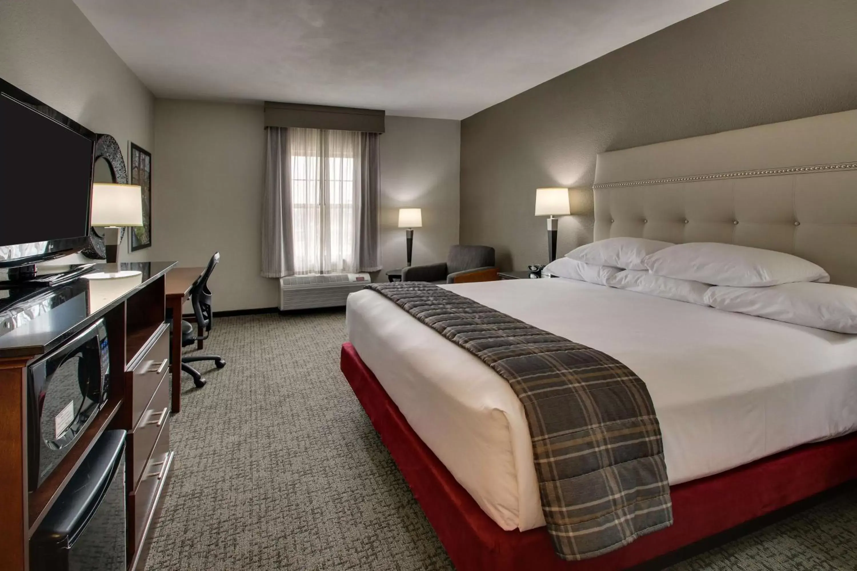 Photo of the whole room, Bed in Drury Inn & Suites San Antonio Northwest Medical Center