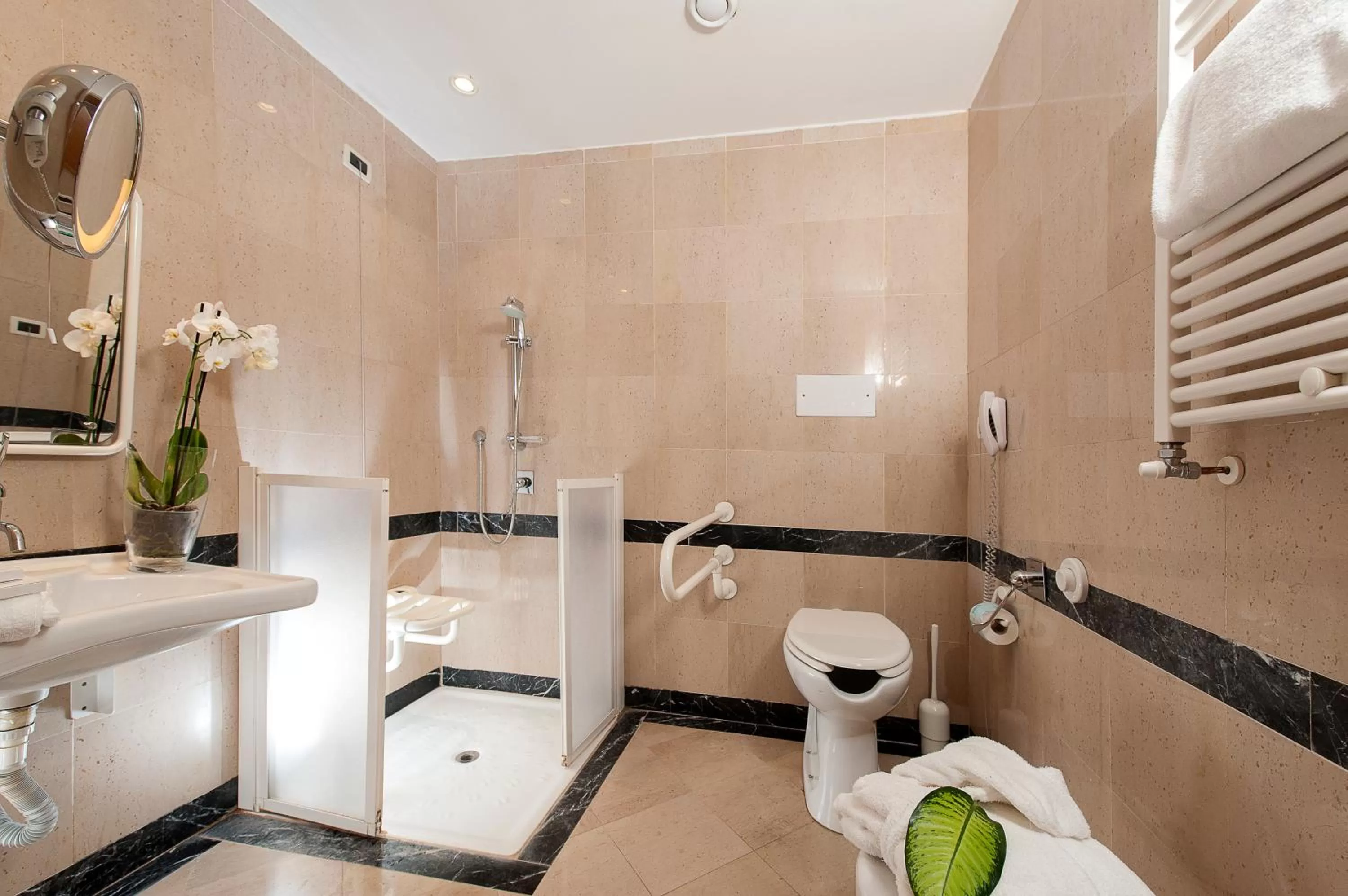 Bathroom in Cardinal Hotel St. Peter