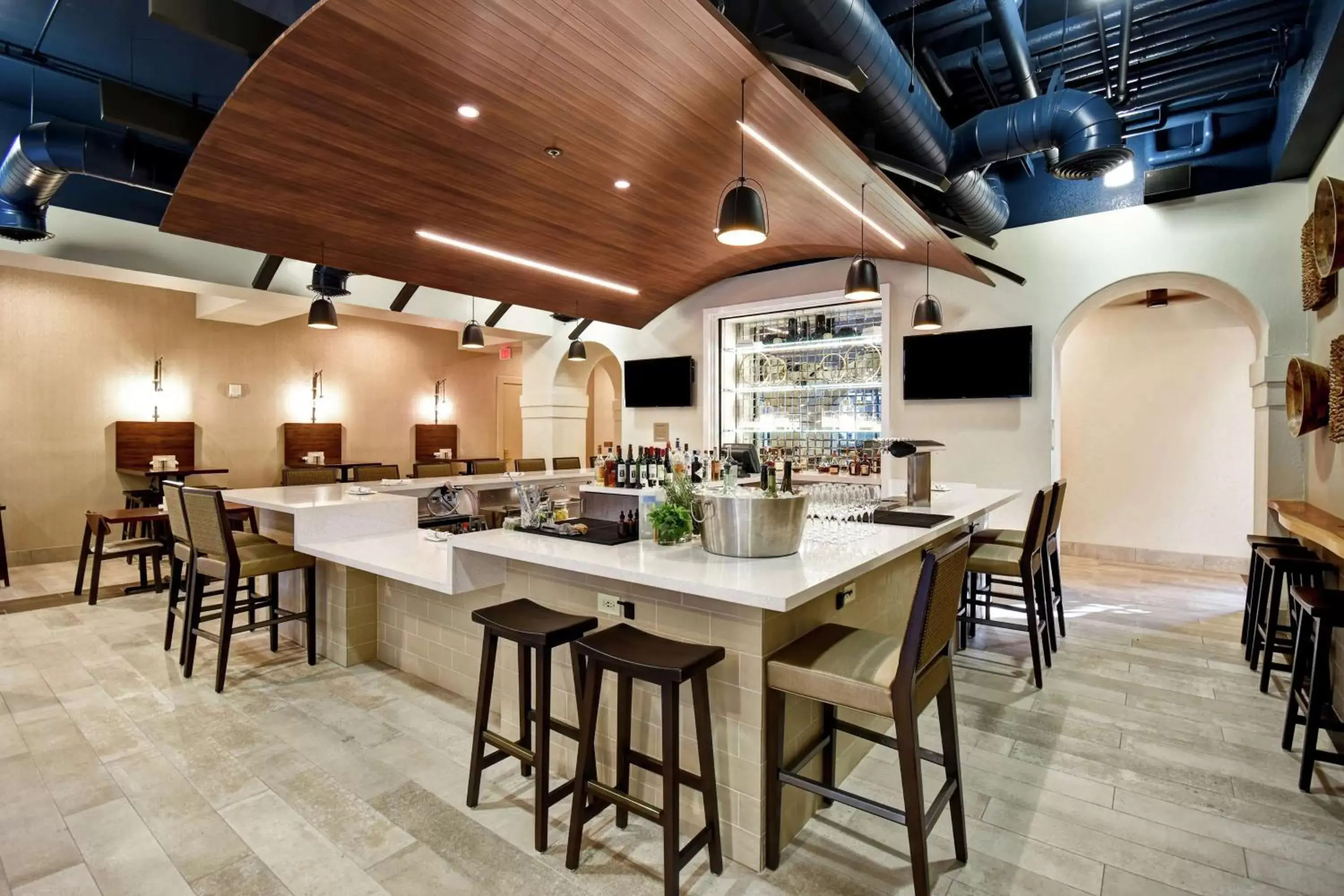 Lounge or bar, Restaurant/Places to Eat in Embassy Suites by Hilton Milpitas Silicon Valley