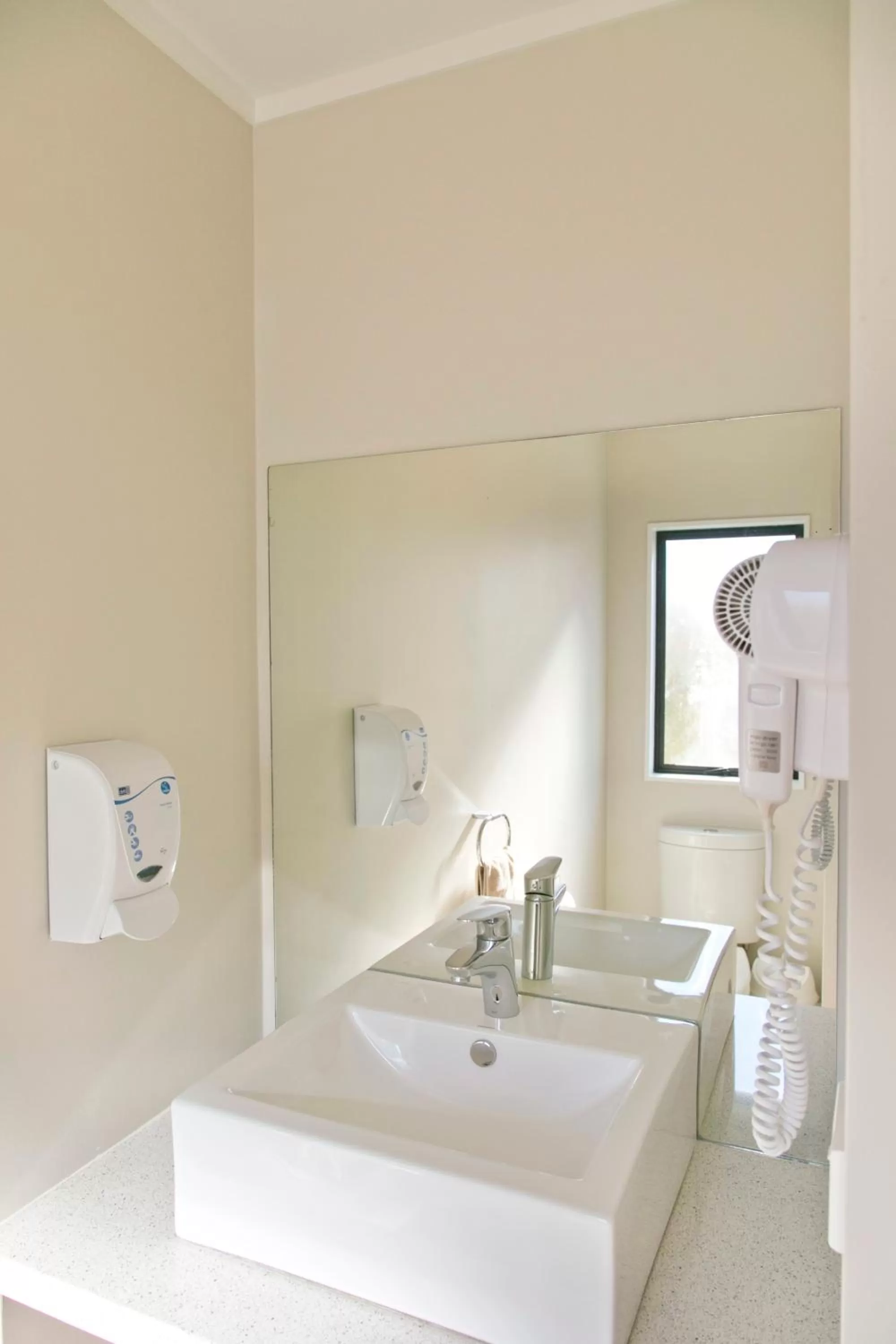 Shower, Bed in Le Chalet Suisse Motel Taupo