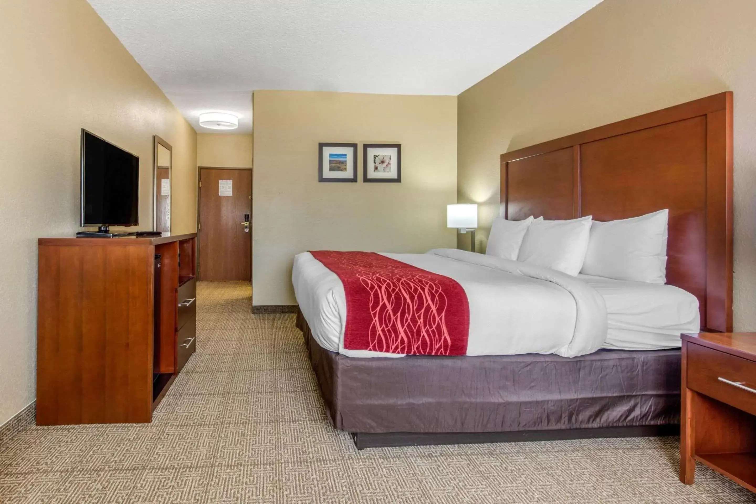 Photo of the whole room, Bed in Comfort Inn & Suites