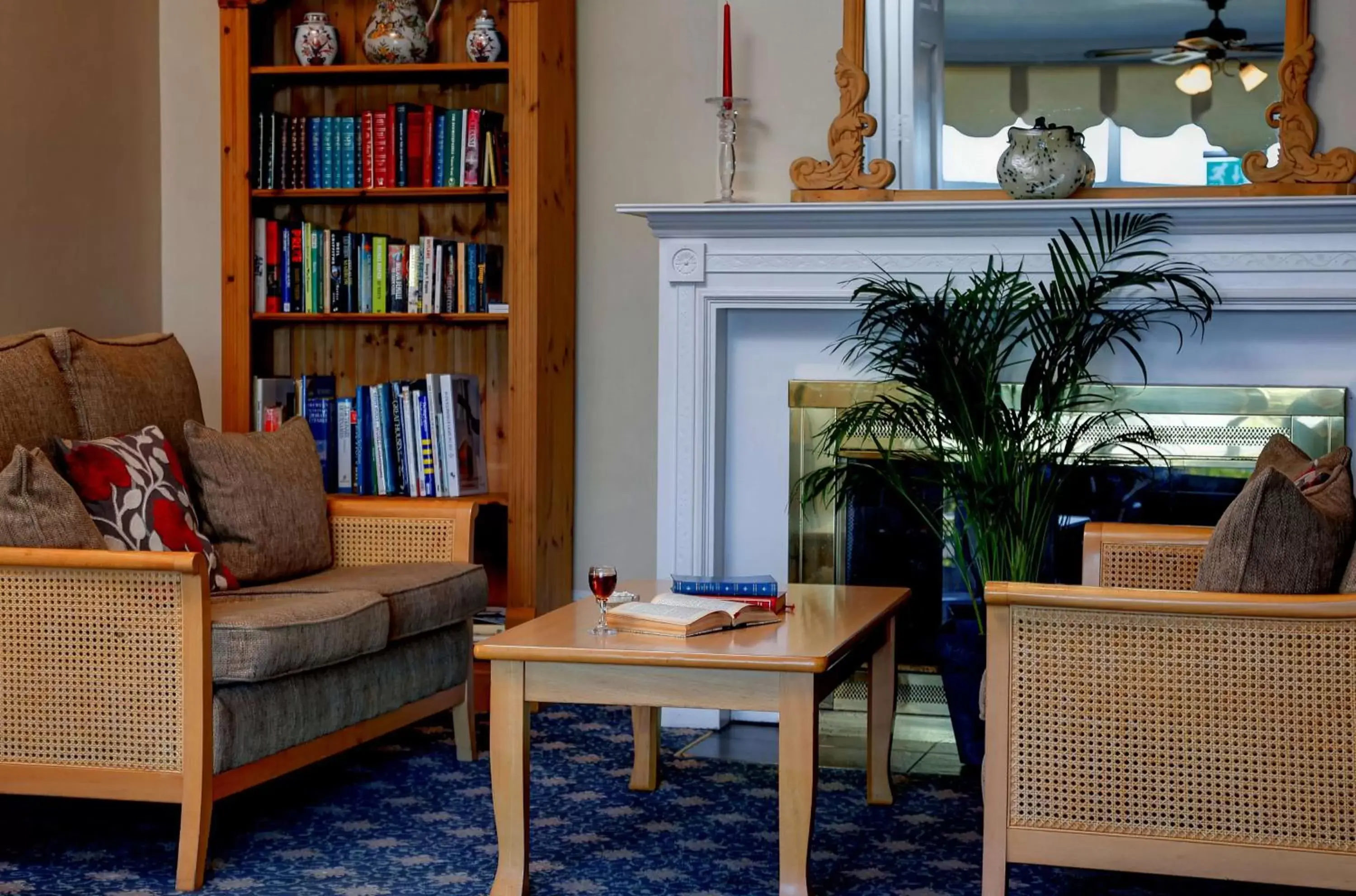 Lounge or bar, Library in BEST WESTERN New Holmwood Hotel