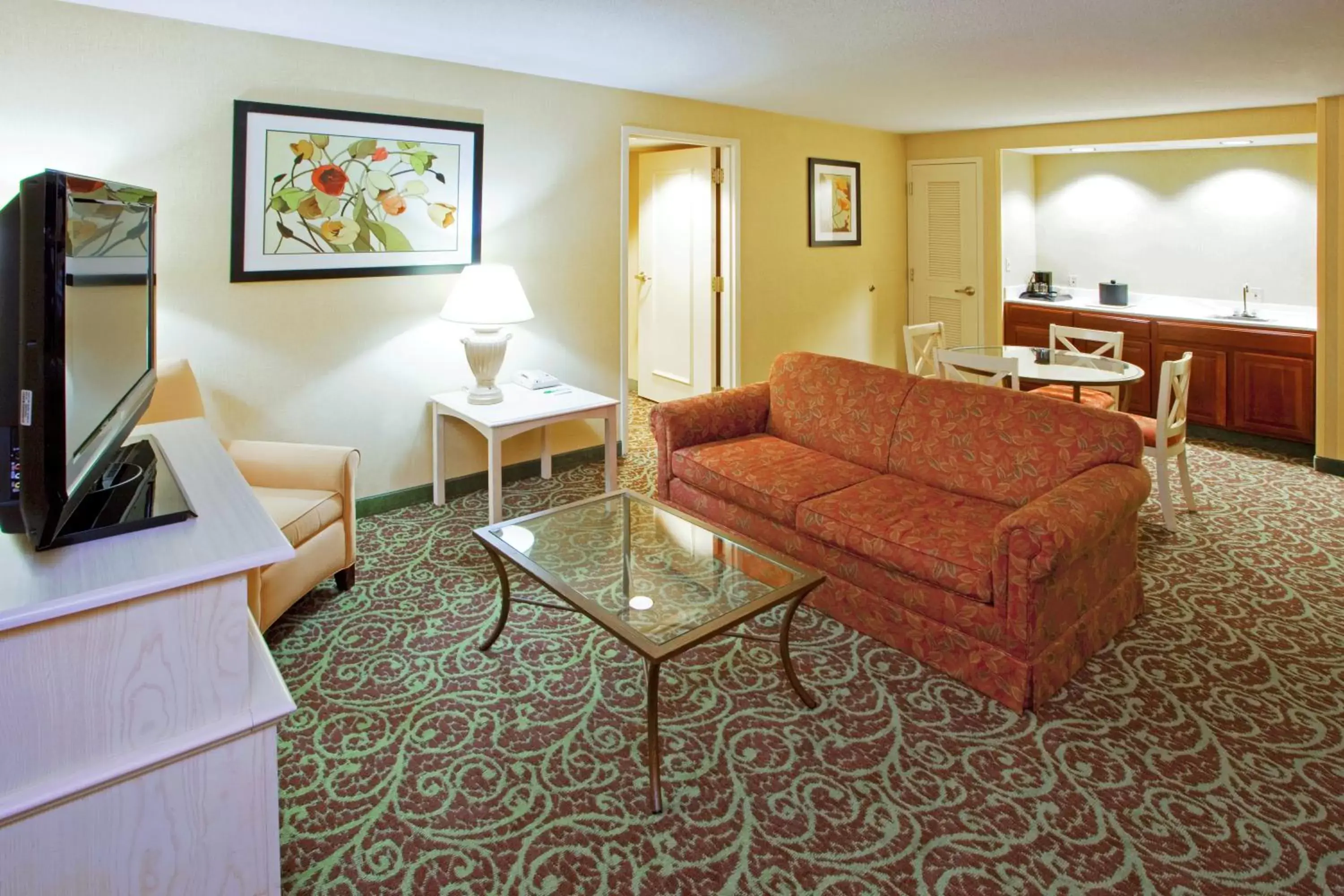 Living room, Seating Area in Holiday Inn Chantilly-Dulles Expo Airport, an IHG Hotel