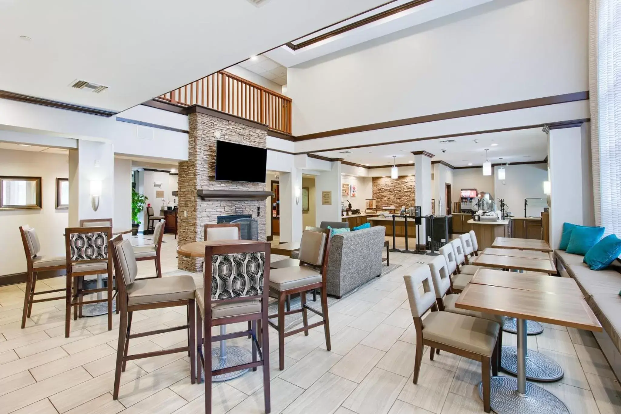 Breakfast, Lounge/Bar in Staybridge Suites Gulf Shores, an IHG Hotel