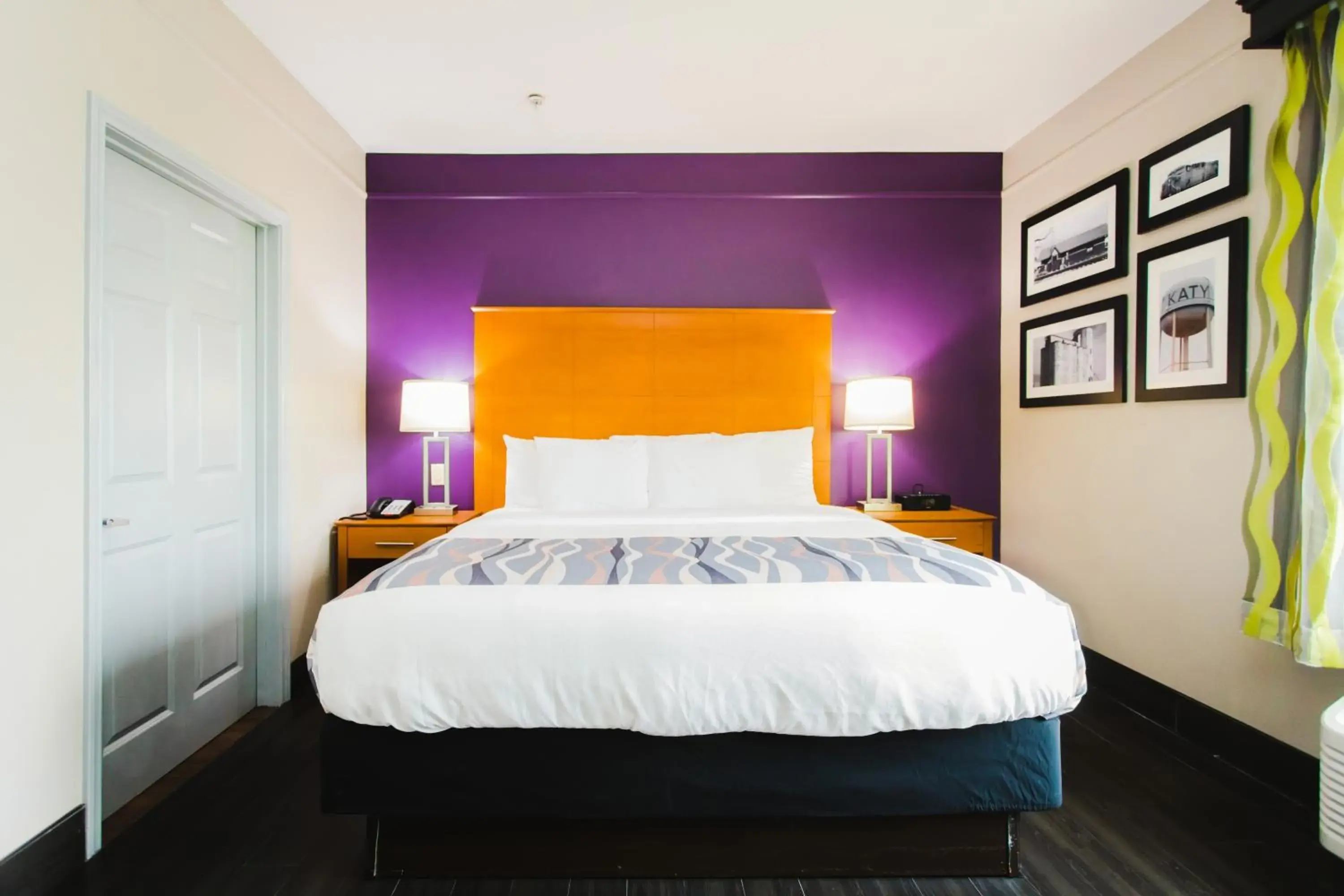 Bedroom, Bed in Palacio Royale Inn Signature Katy