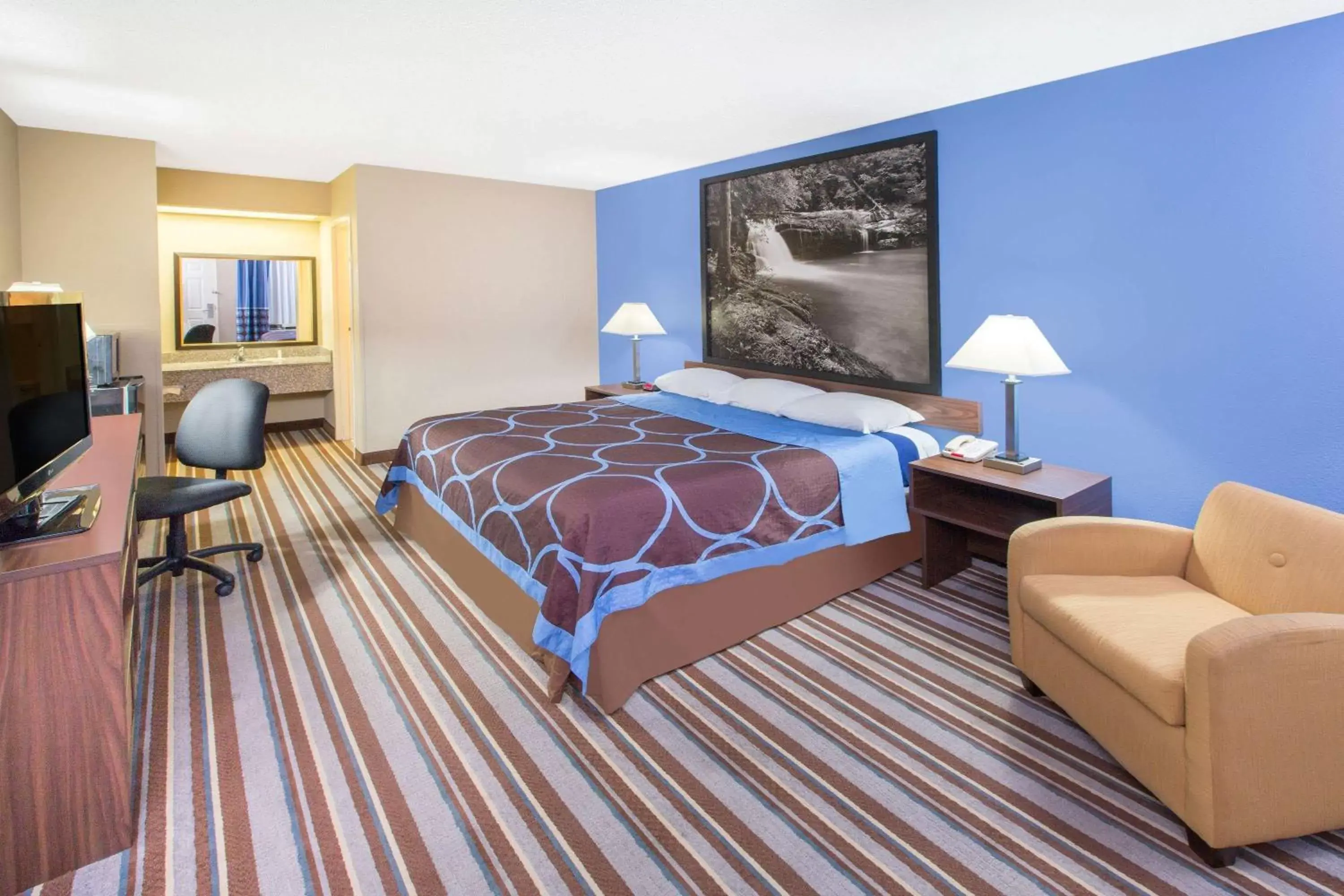 Photo of the whole room, Bed in Super 8 by Wyndham Dothan