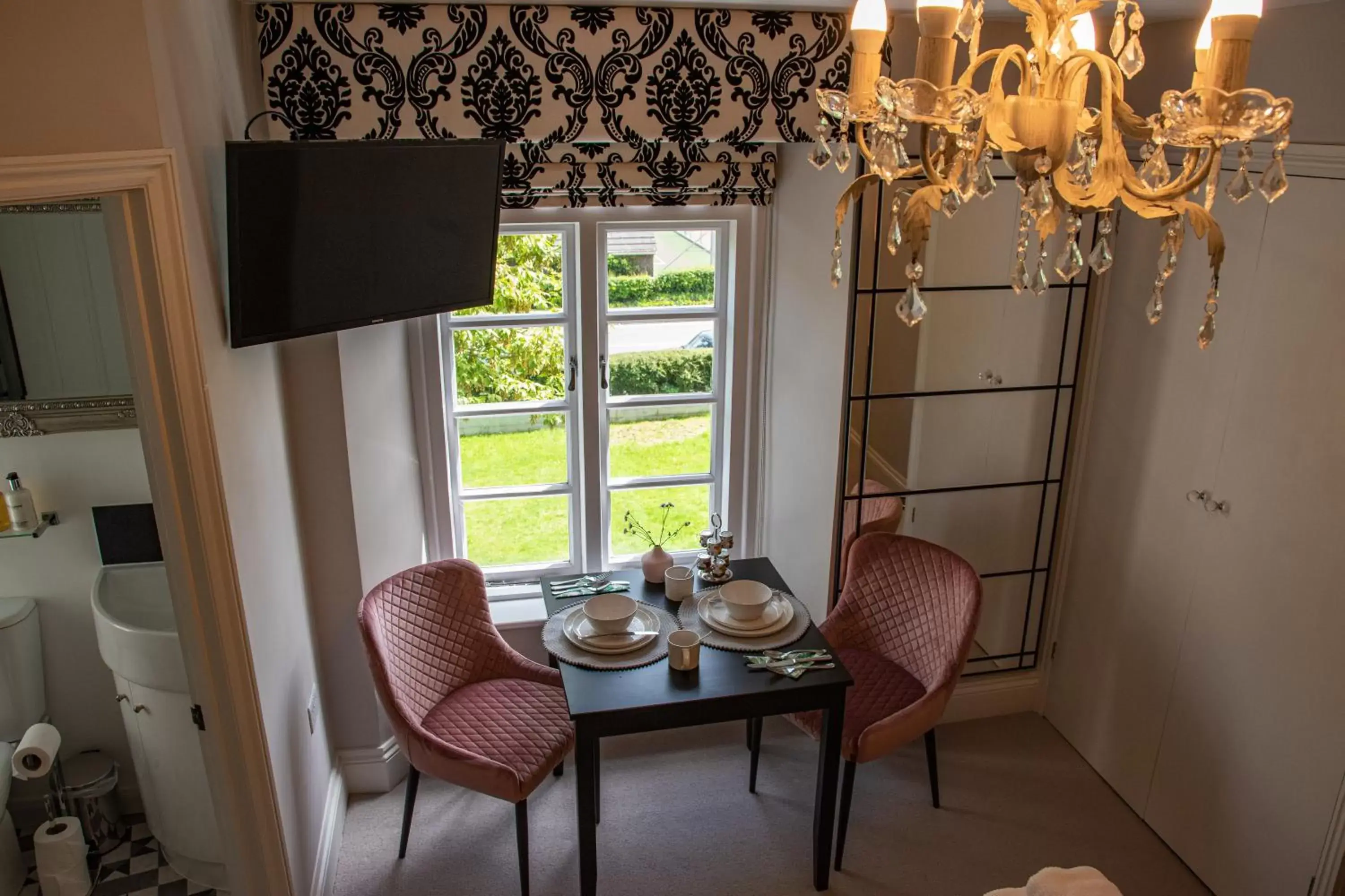 Dining Area in Apple Tree Bed and Breakfast