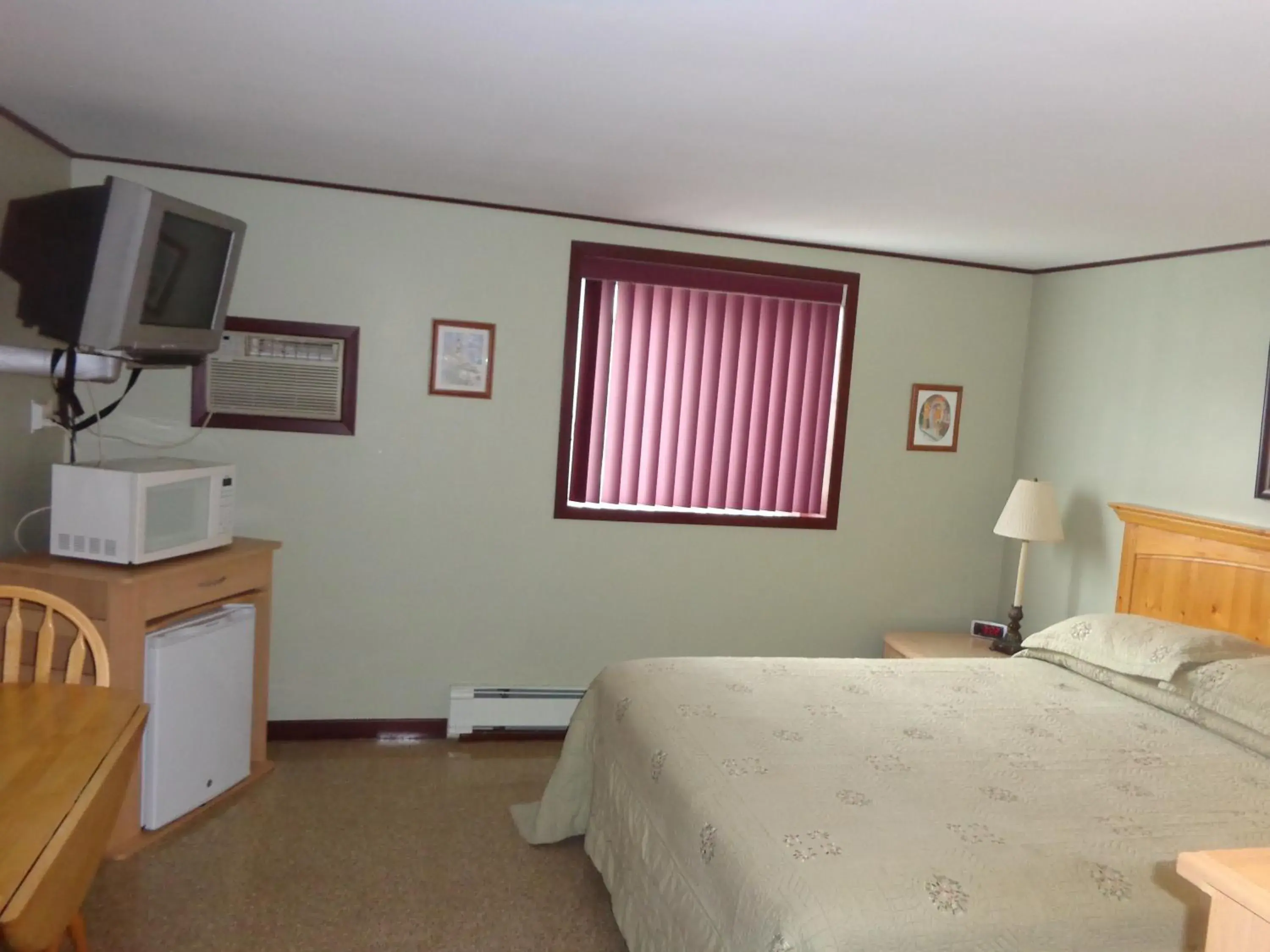 Photo of the whole room, Bed in Happy Motel